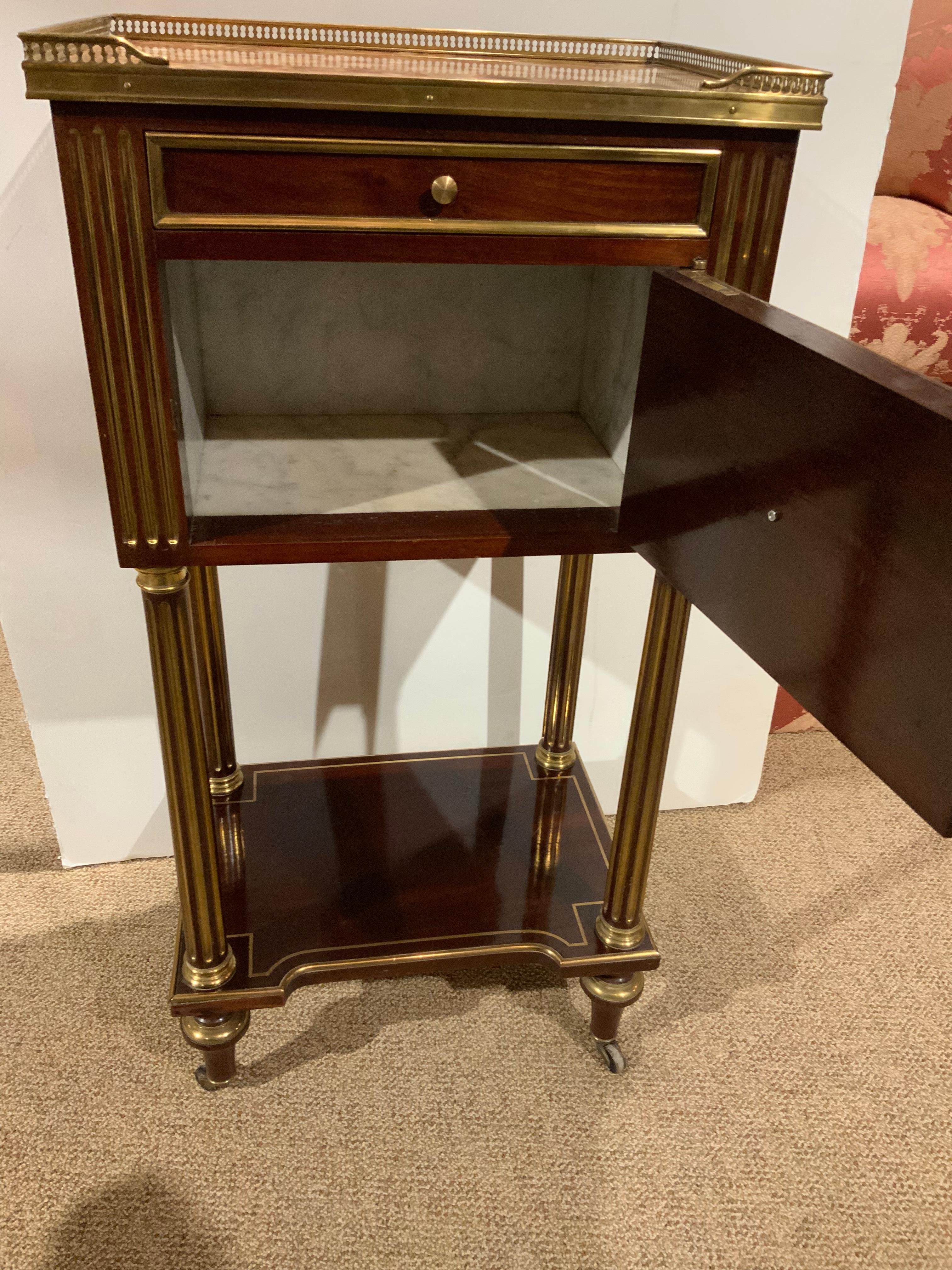 Pair of Louis XVI-Style Mahogany Bedside Cabinets in Mahogany In Excellent Condition In Houston, TX