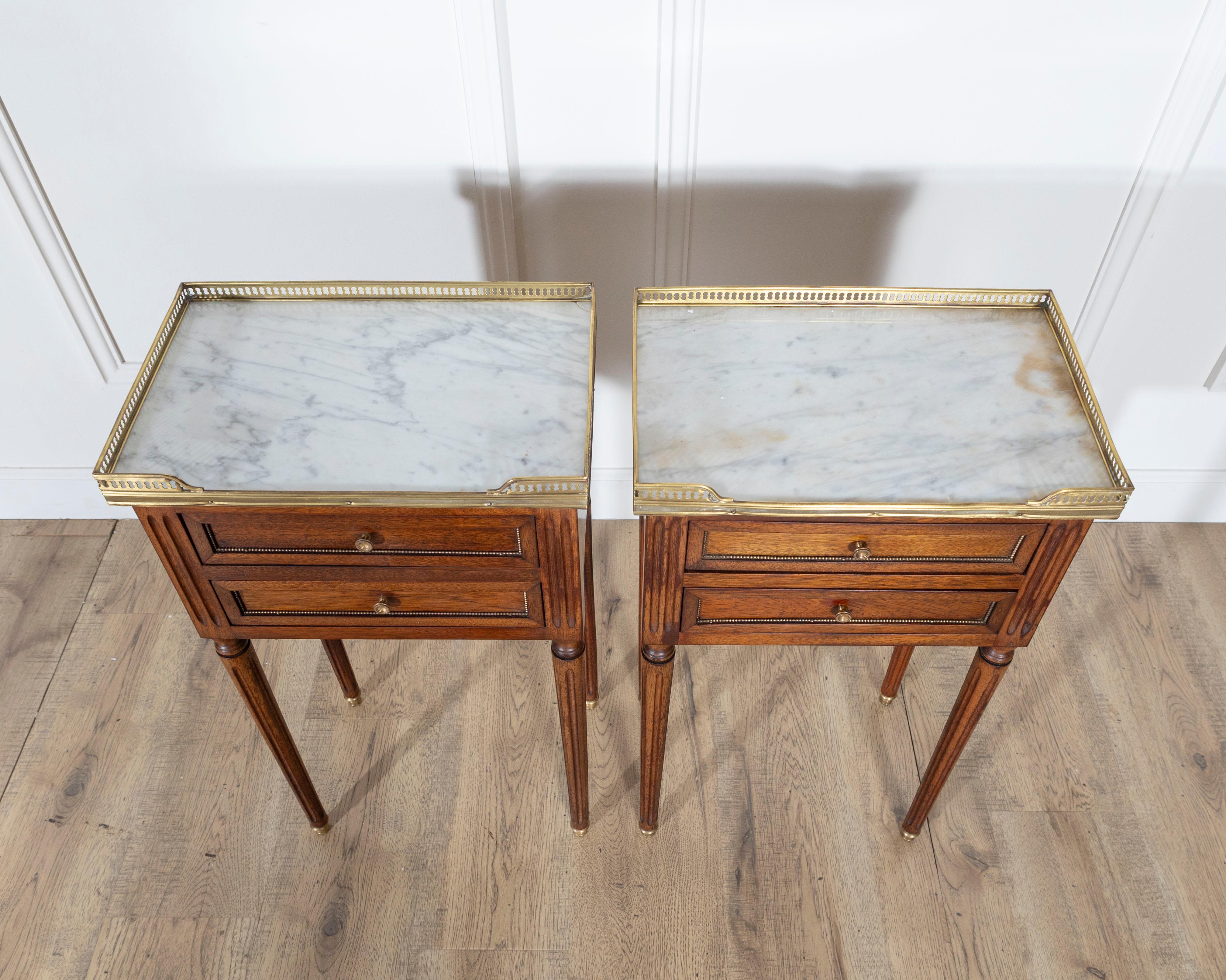 Pareja de mesillas de noche de caoba estilo Luis XVI con tapas de mármol Francés en venta