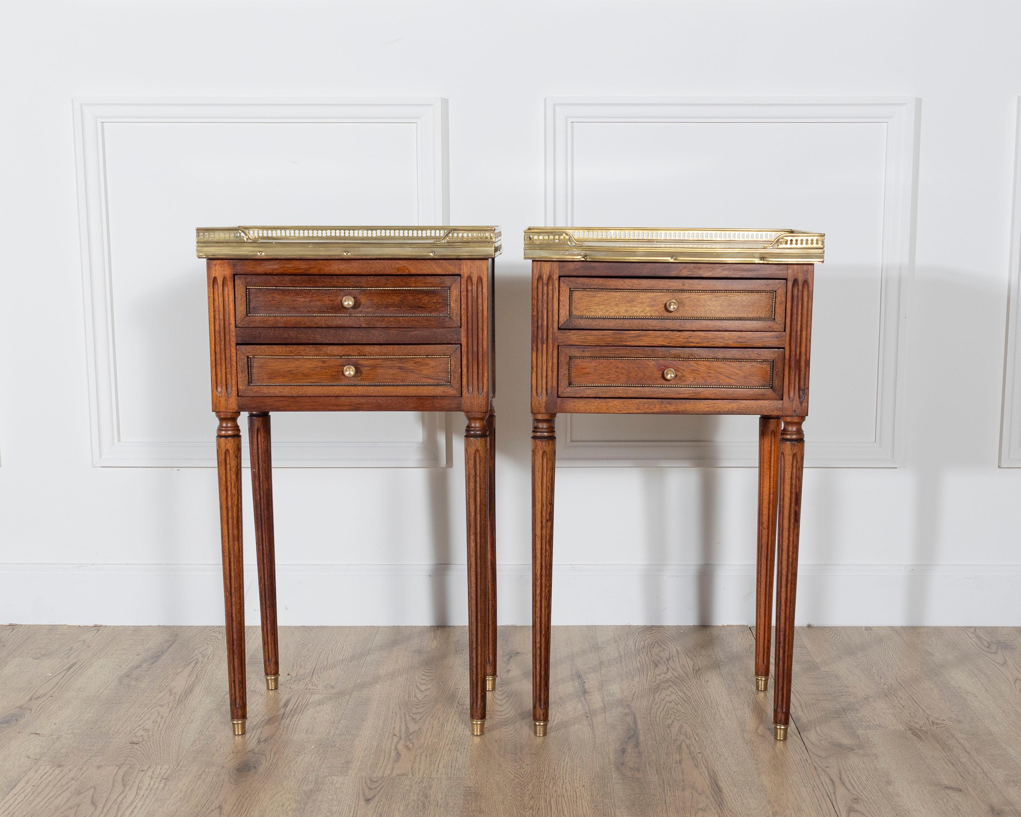 Pareja de mesillas de noche de caoba estilo Luis XVI con tapas de mármol en Bueno estado para la venta en Atlanta, GA