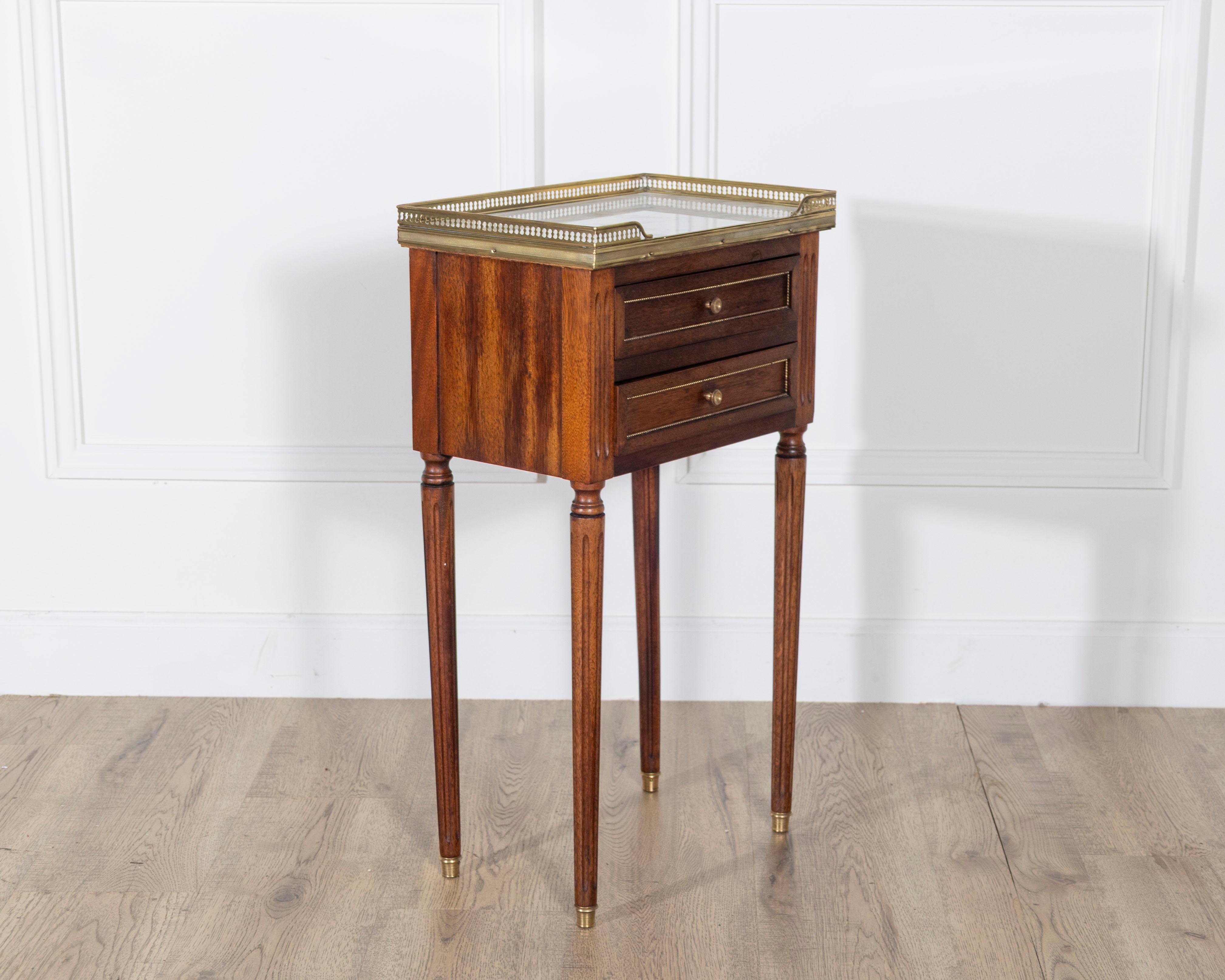 Pareja de mesillas de noche de caoba estilo Luis XVI con tapas de mármol en venta 1