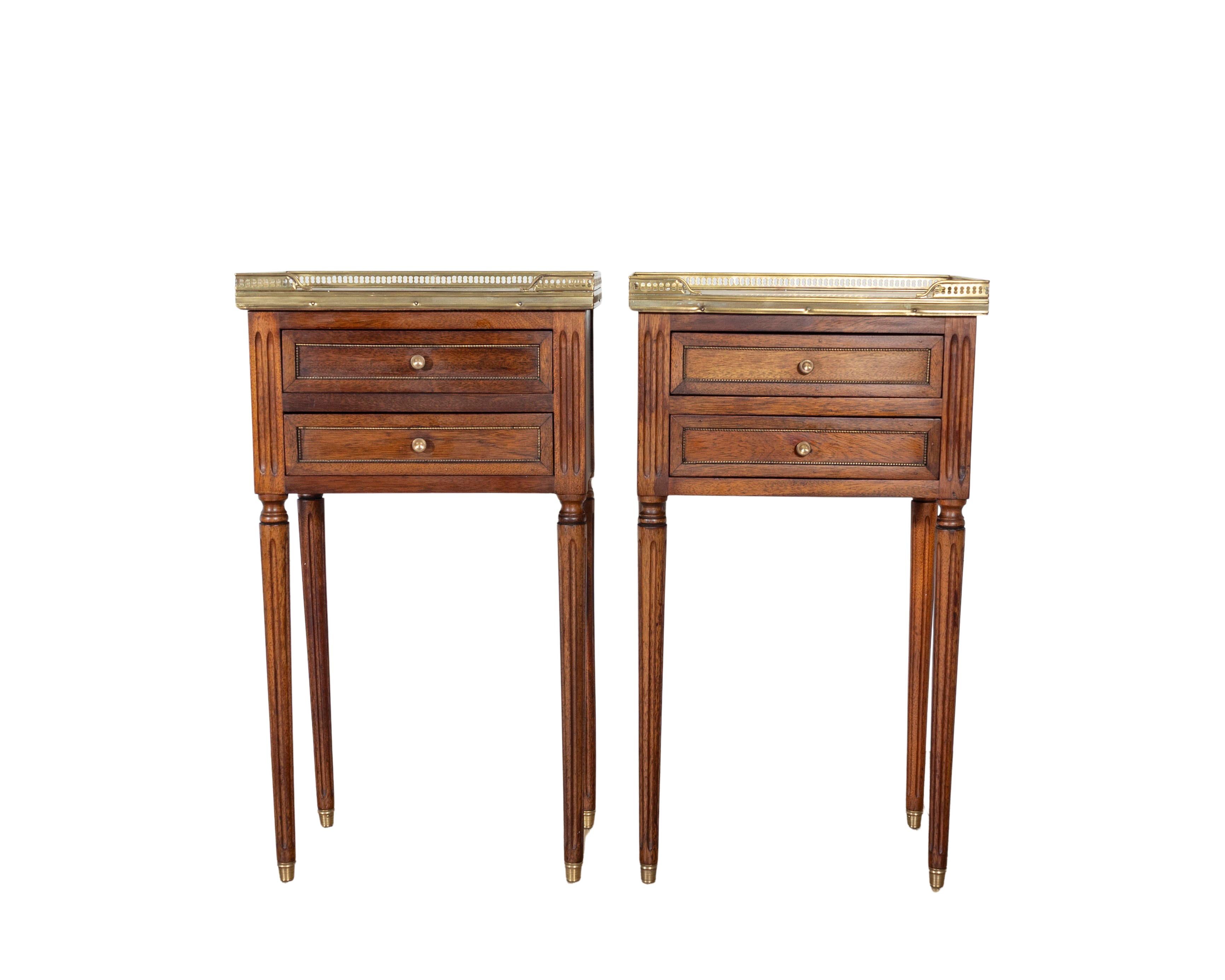 Pareja de mesillas de noche de caoba estilo Luis XVI con tapas de mármol