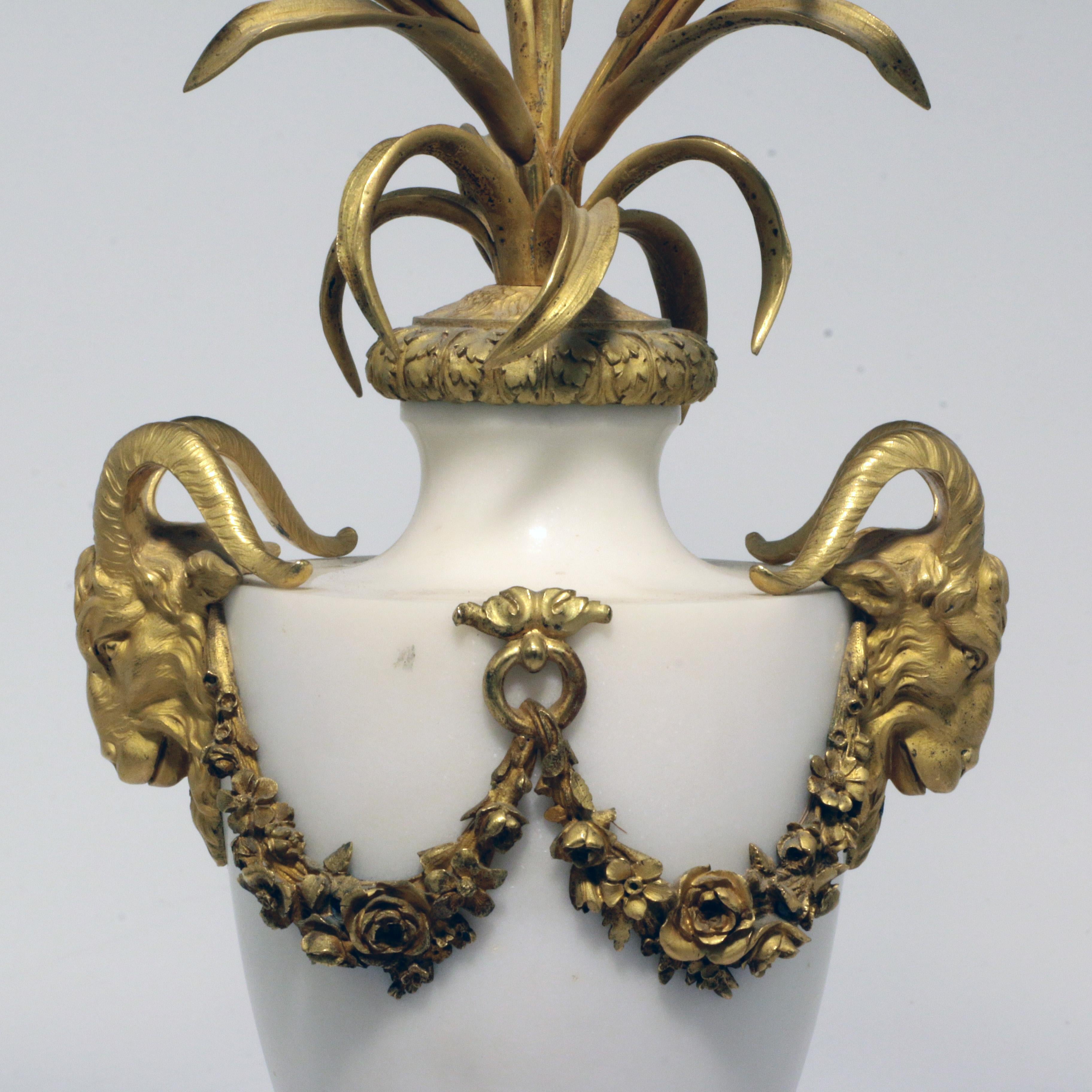 Paar Kandelaber aus Marmor und vergoldeter Bronze im Louis-XVI.-Stil im Angebot 3