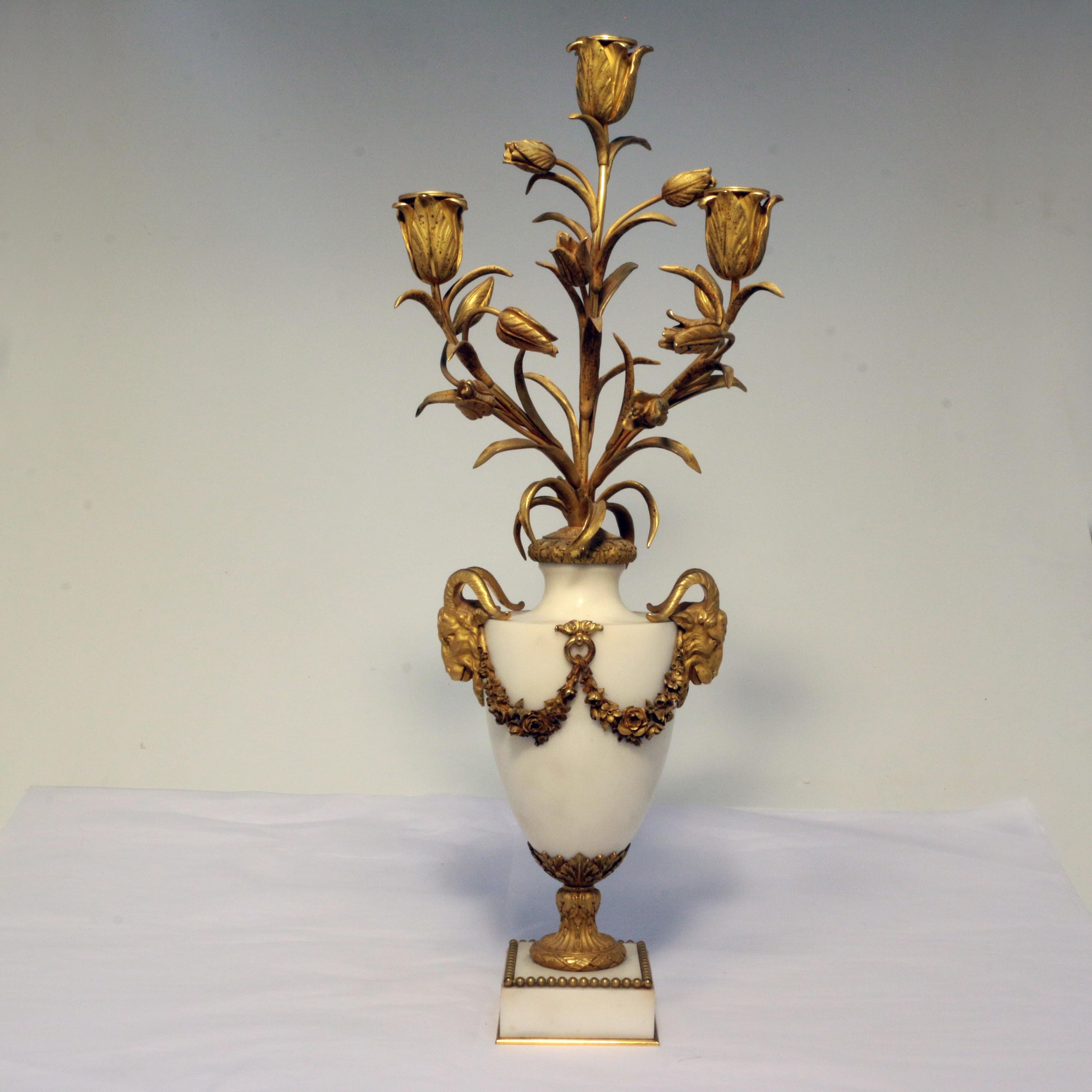 Paar Kandelaber aus Marmor und vergoldeter Bronze im Louis-XVI.-Stil (Louis XVI.) im Angebot
