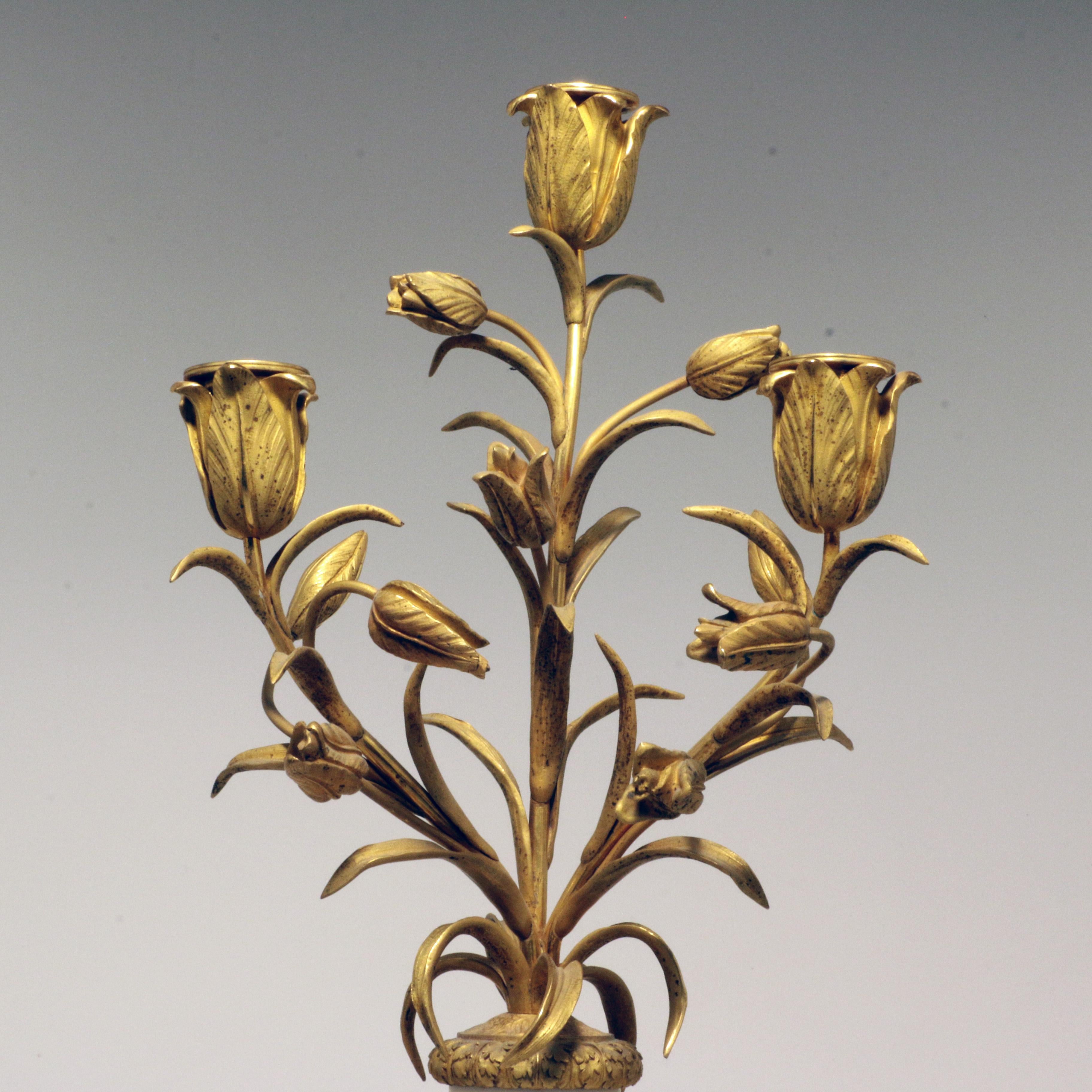 Paire de candélabres de style Louis XVI en marbre et bronze doré Bon état - En vente à Montreal, QC