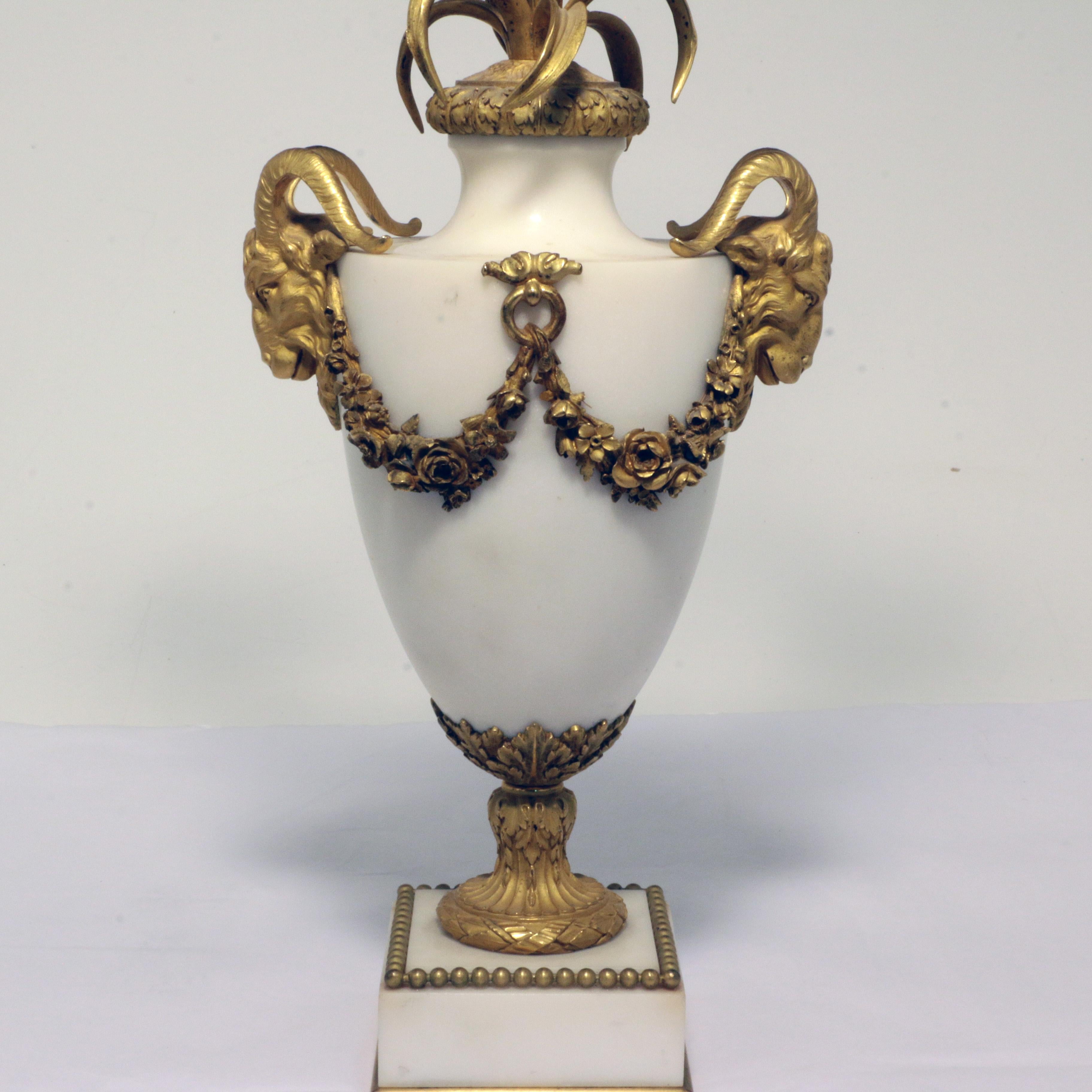 Bronze Paire de candélabres de style Louis XVI en marbre et bronze doré en vente