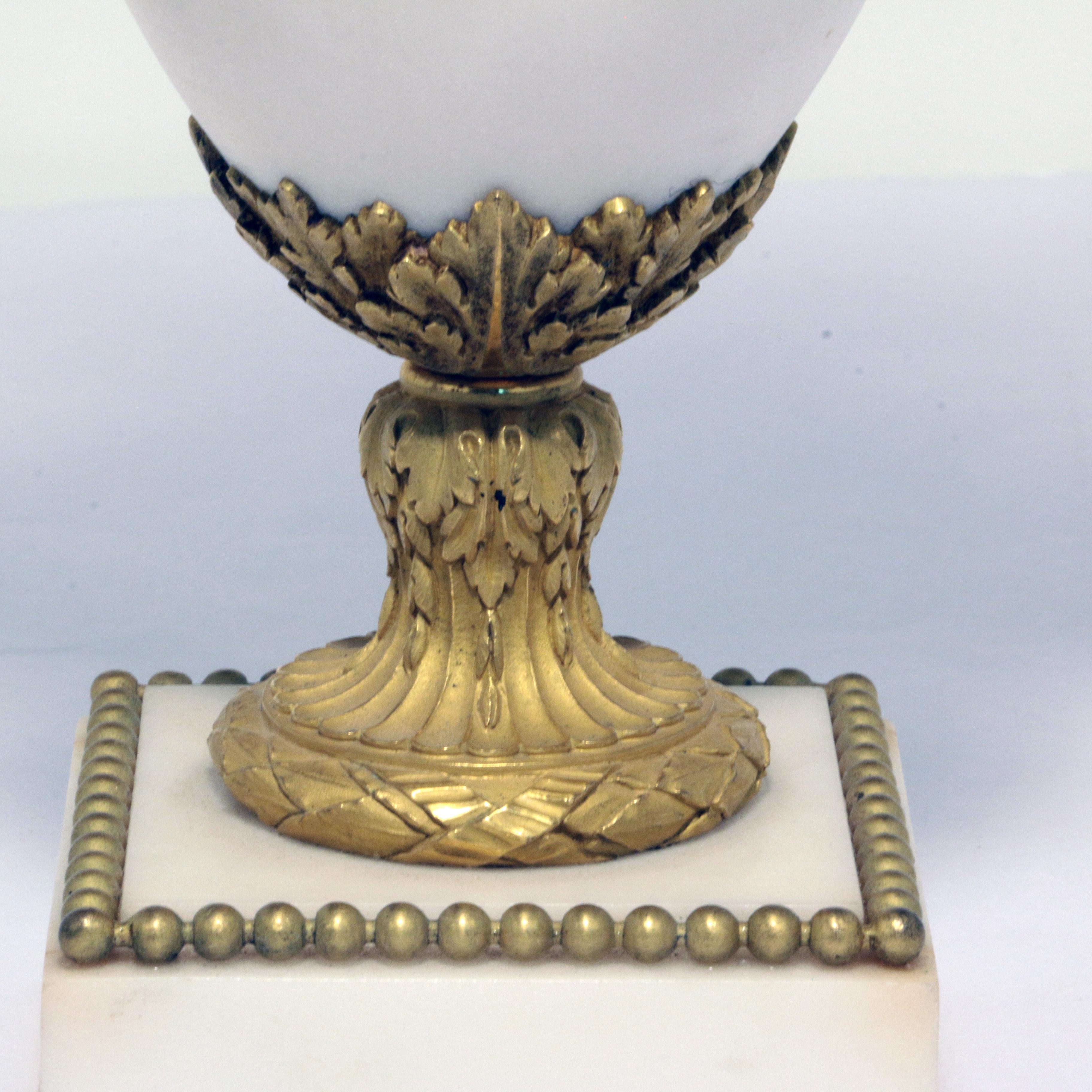 Paar Kandelaber aus Marmor und vergoldeter Bronze im Louis-XVI.-Stil im Angebot 1