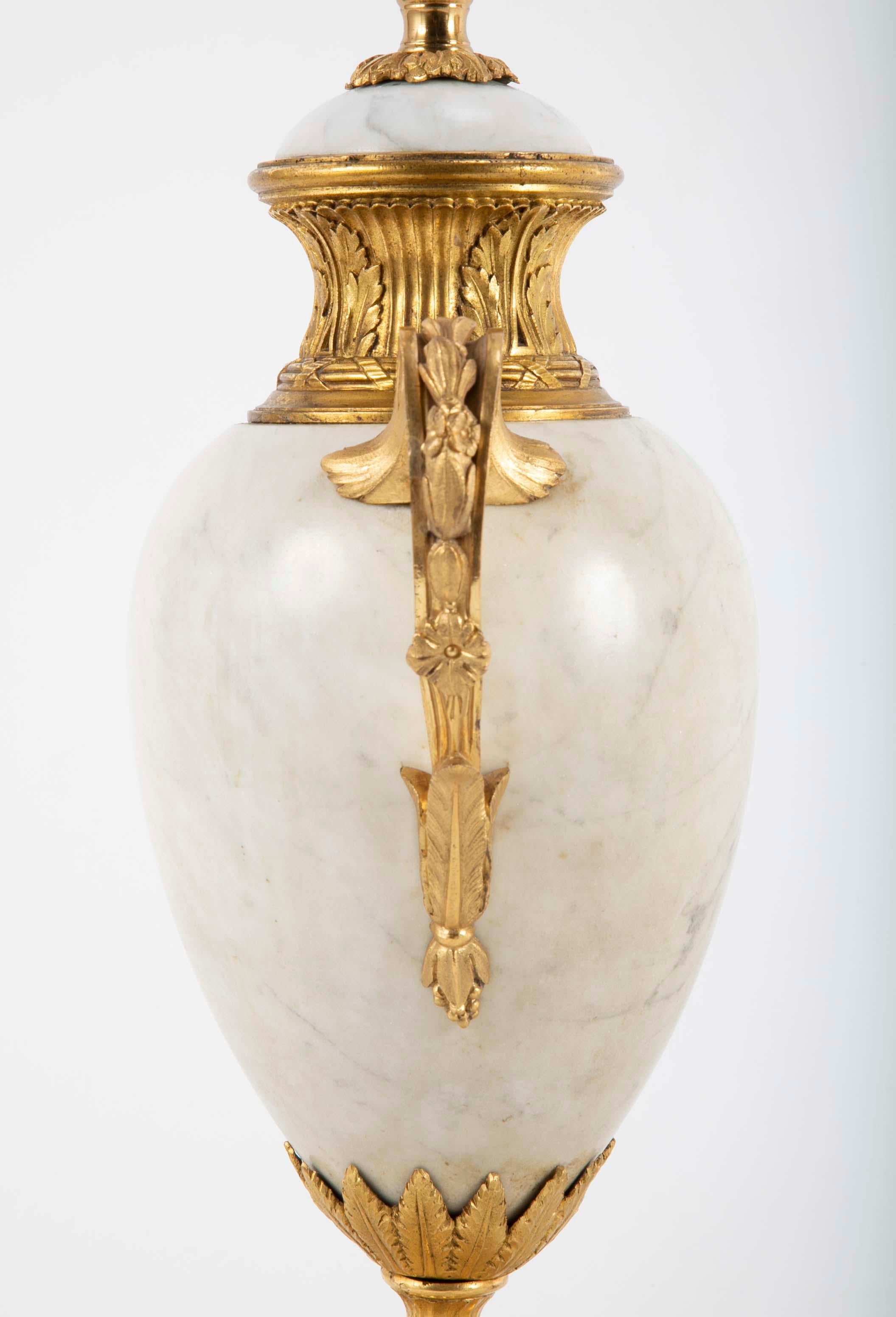 Paar Marmorlampen im Louis-XVI-Stil (Bronze) im Angebot
