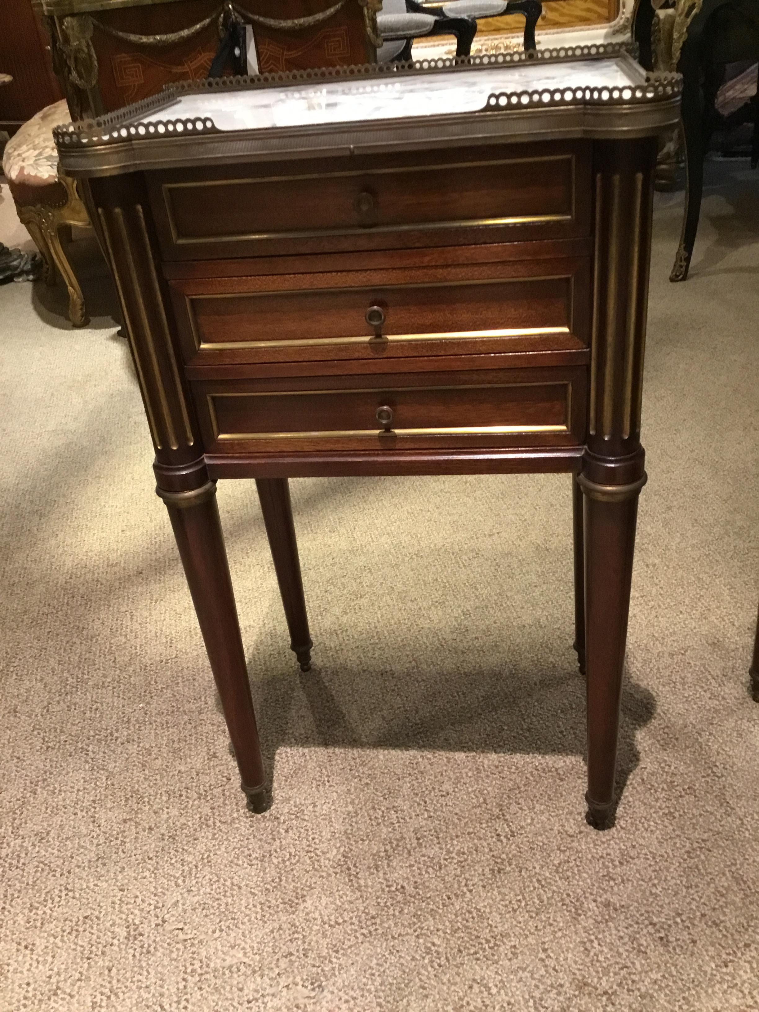 Pair of mahogany nightstands, early 20th century. Pierced gilt metal gallery,
Over three drawers, rising on tapered legs. Louis XVI style.