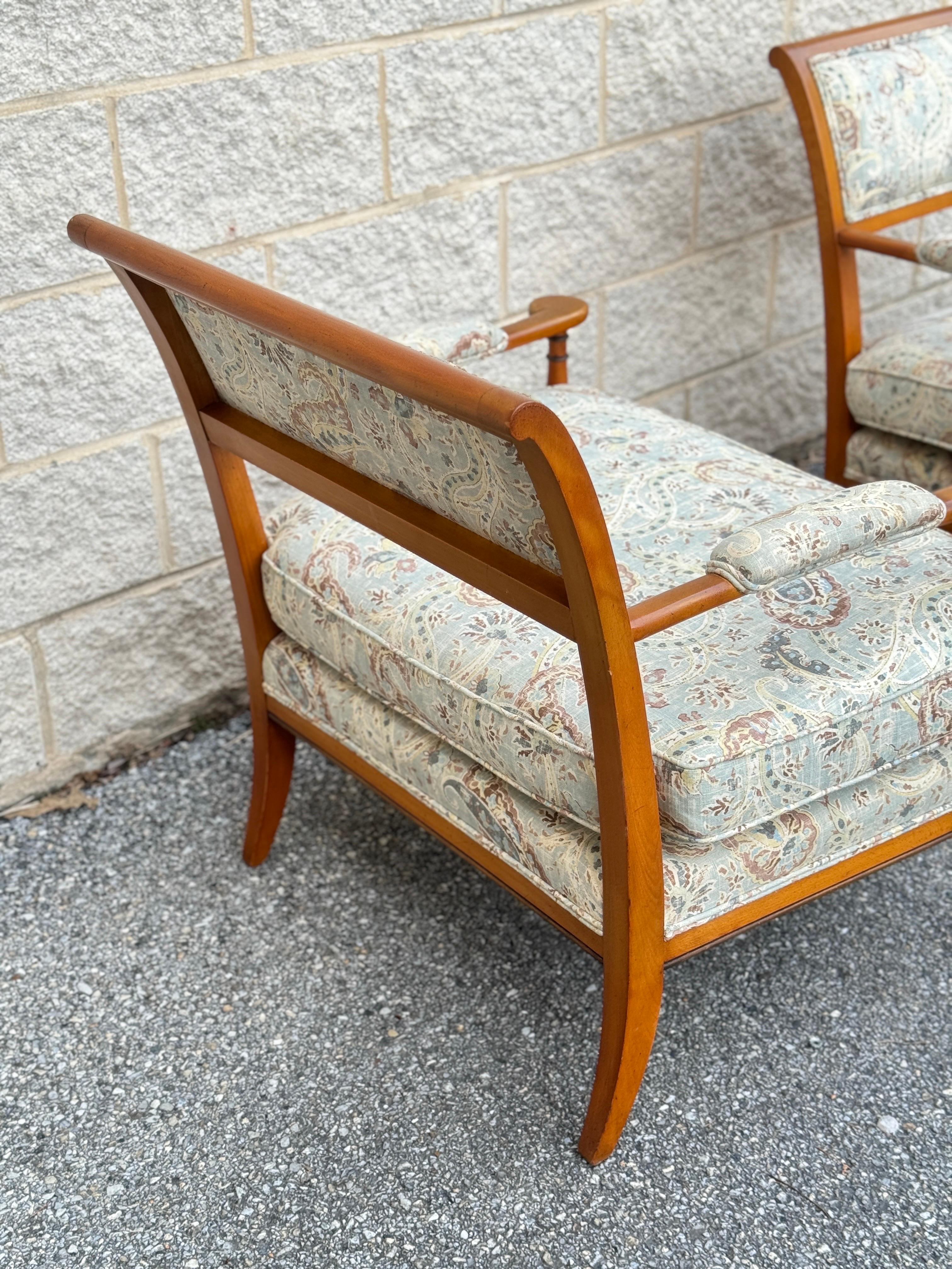 20ième siècle Paire de fauteuils marquis de style Louis XVI en vente