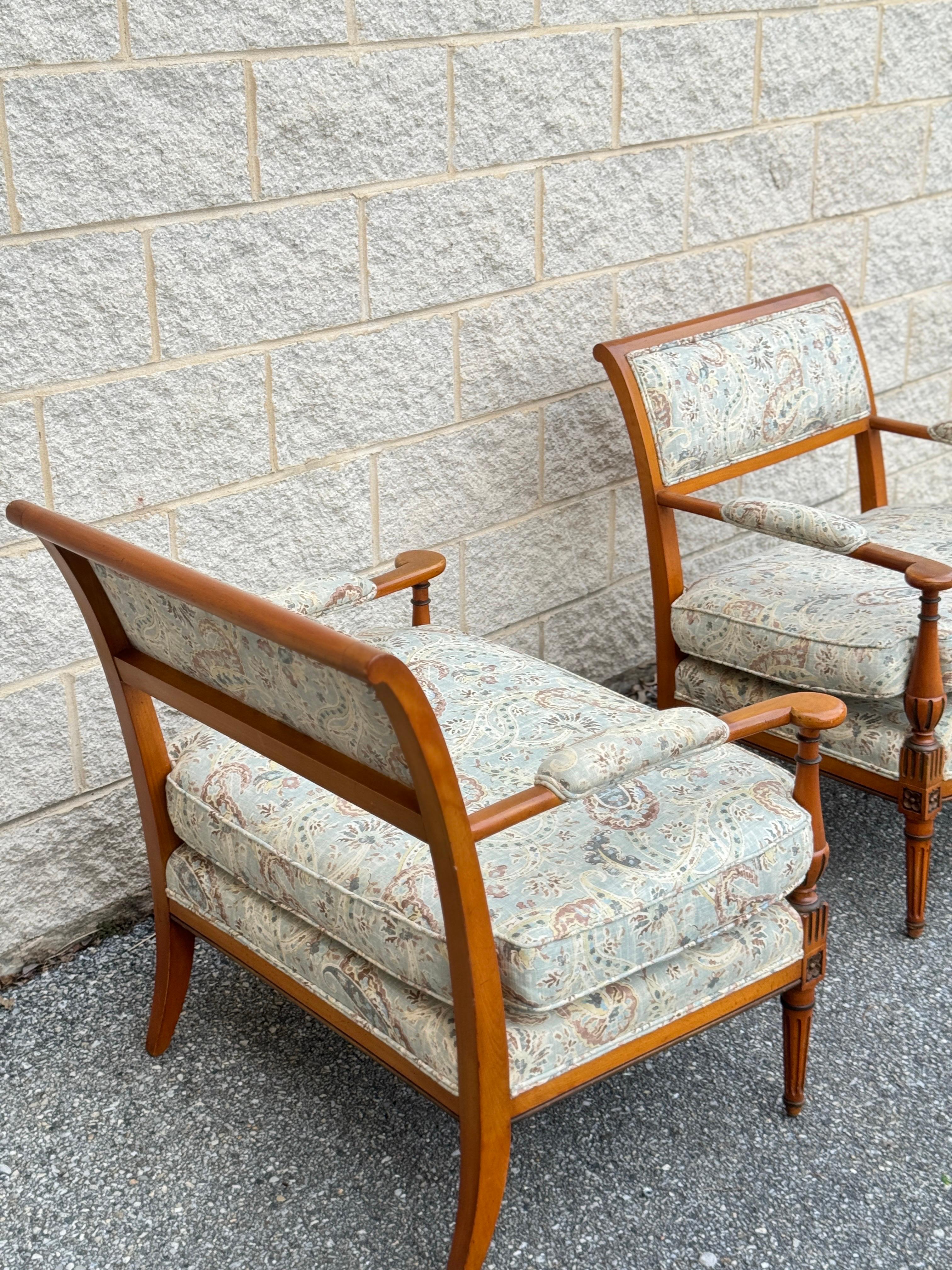 Tissu d'ameublement Paire de fauteuils marquis de style Louis XVI en vente