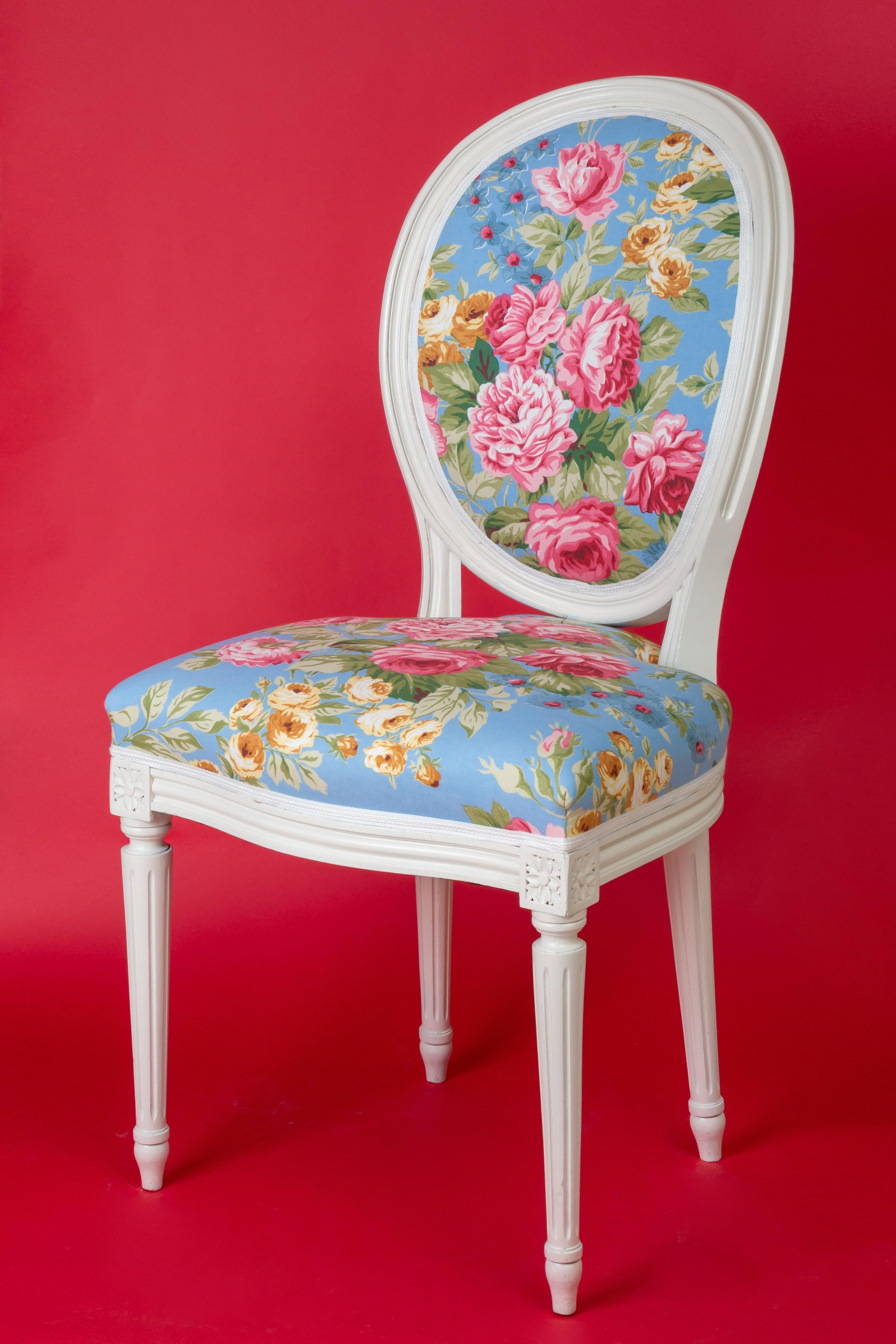 Français Paire de chaises à médaillons de style Louis XVI, avec motif de fleurs de pivoine en vente