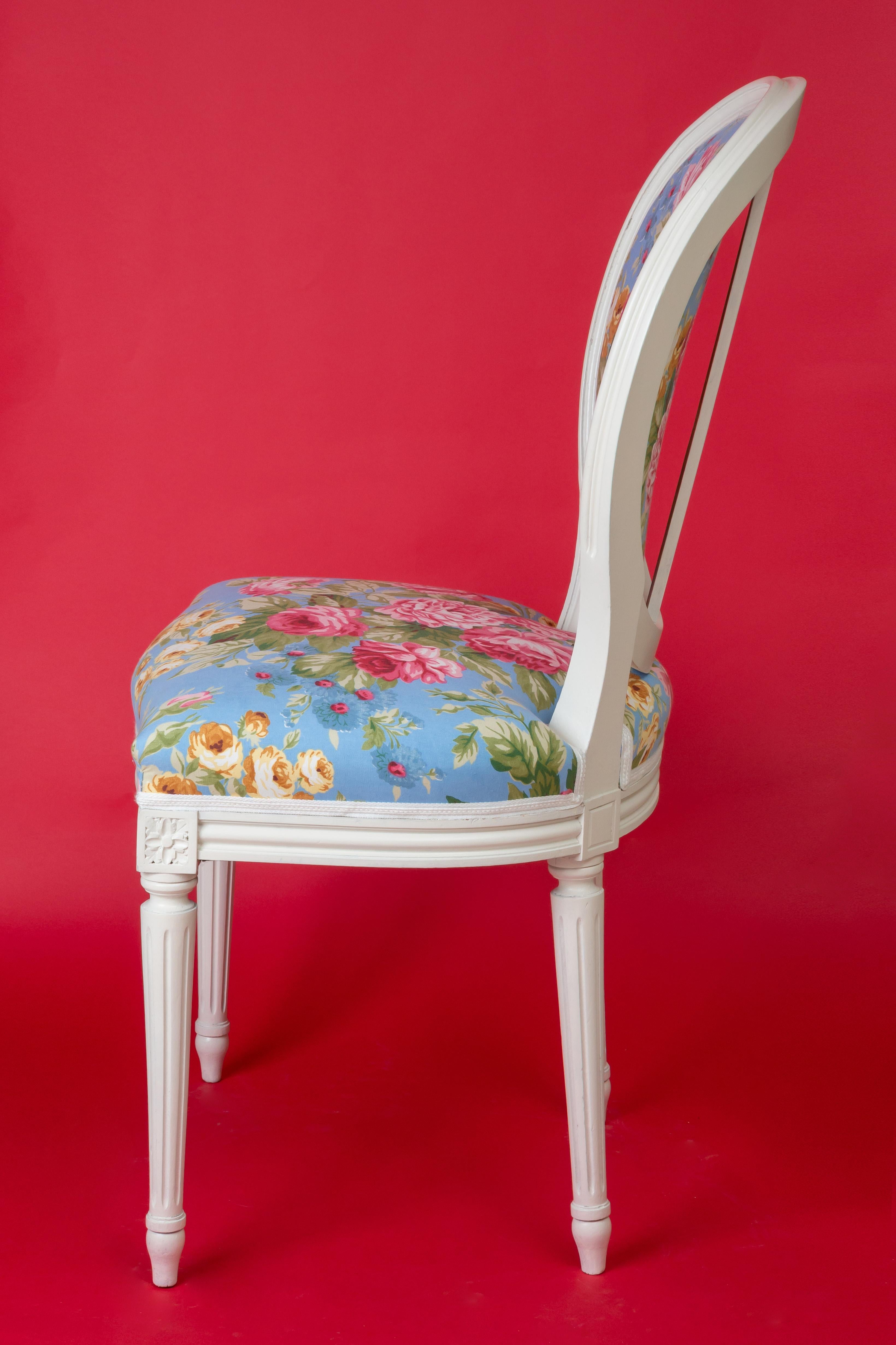 Paire de chaises à médaillons de style Louis XVI, avec motif de fleurs de pivoine Bon état - En vente à Lantau, HK