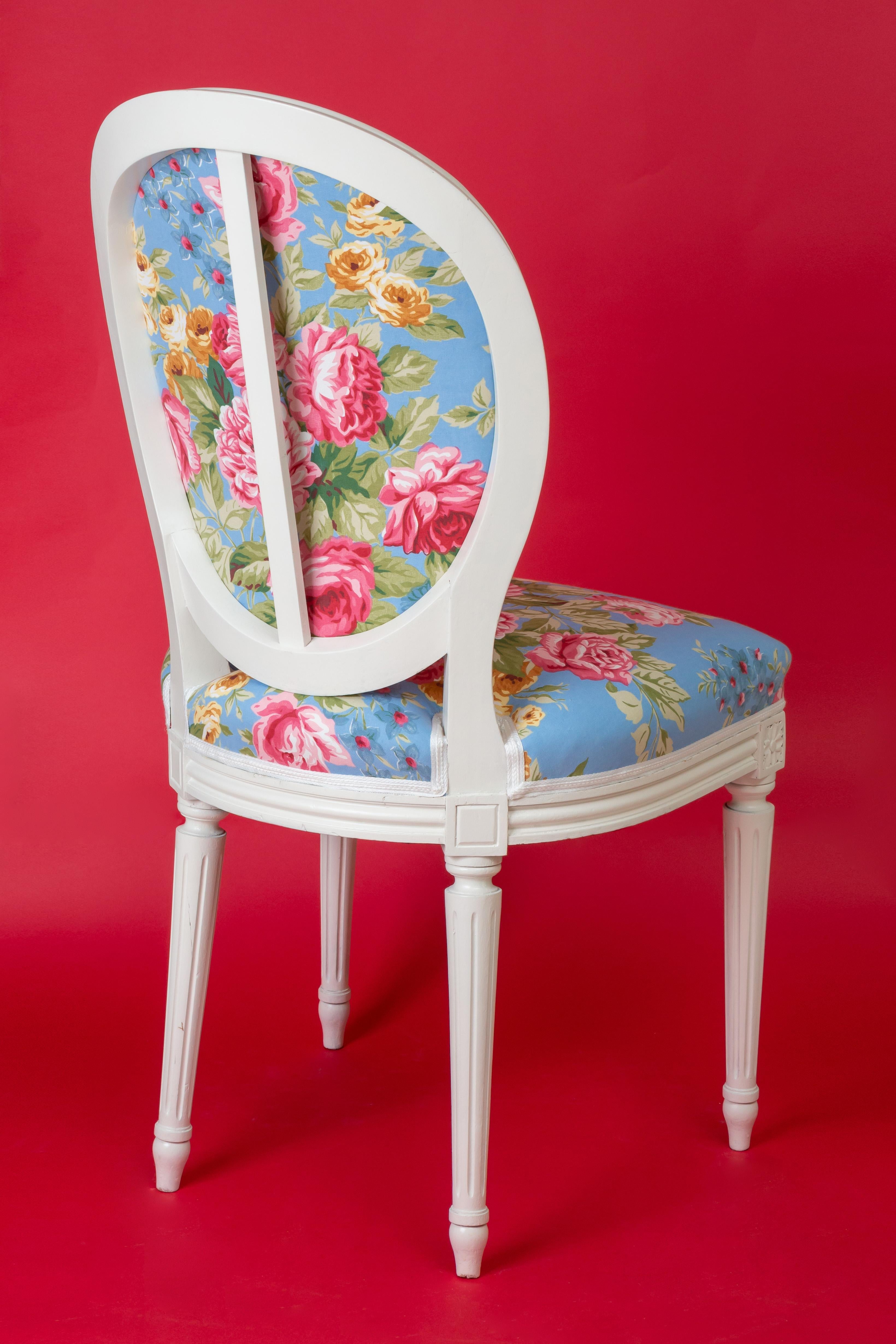 Pair of Louis XVI Style Medallion Chairs, with Peony Flowers Pattern In Good Condition For Sale In Lantau, HK
