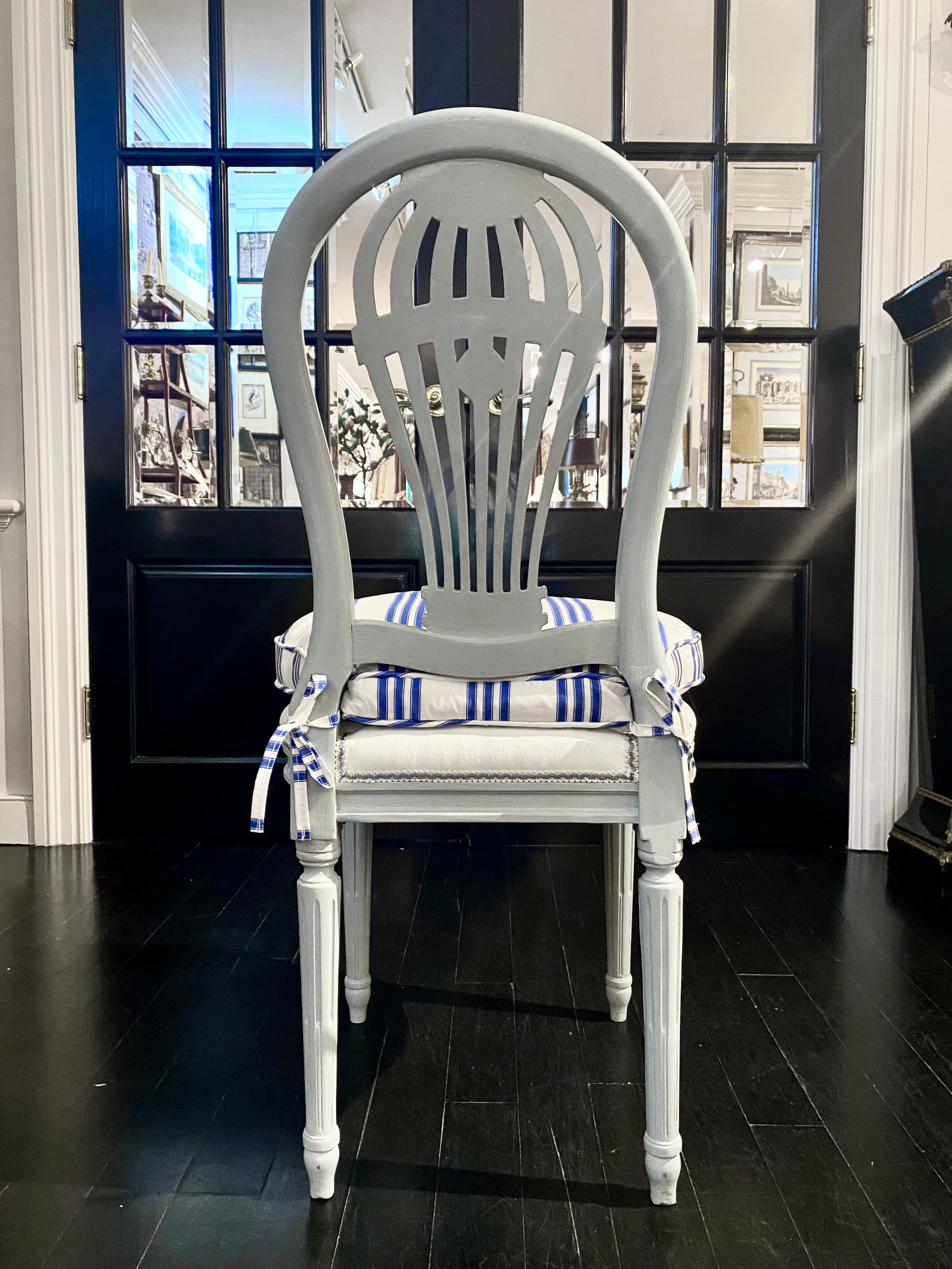 Pair of Louis XVI Style Montgolfiere Balloon-Back French Chairs In Good Condition In Montreal, Quebec