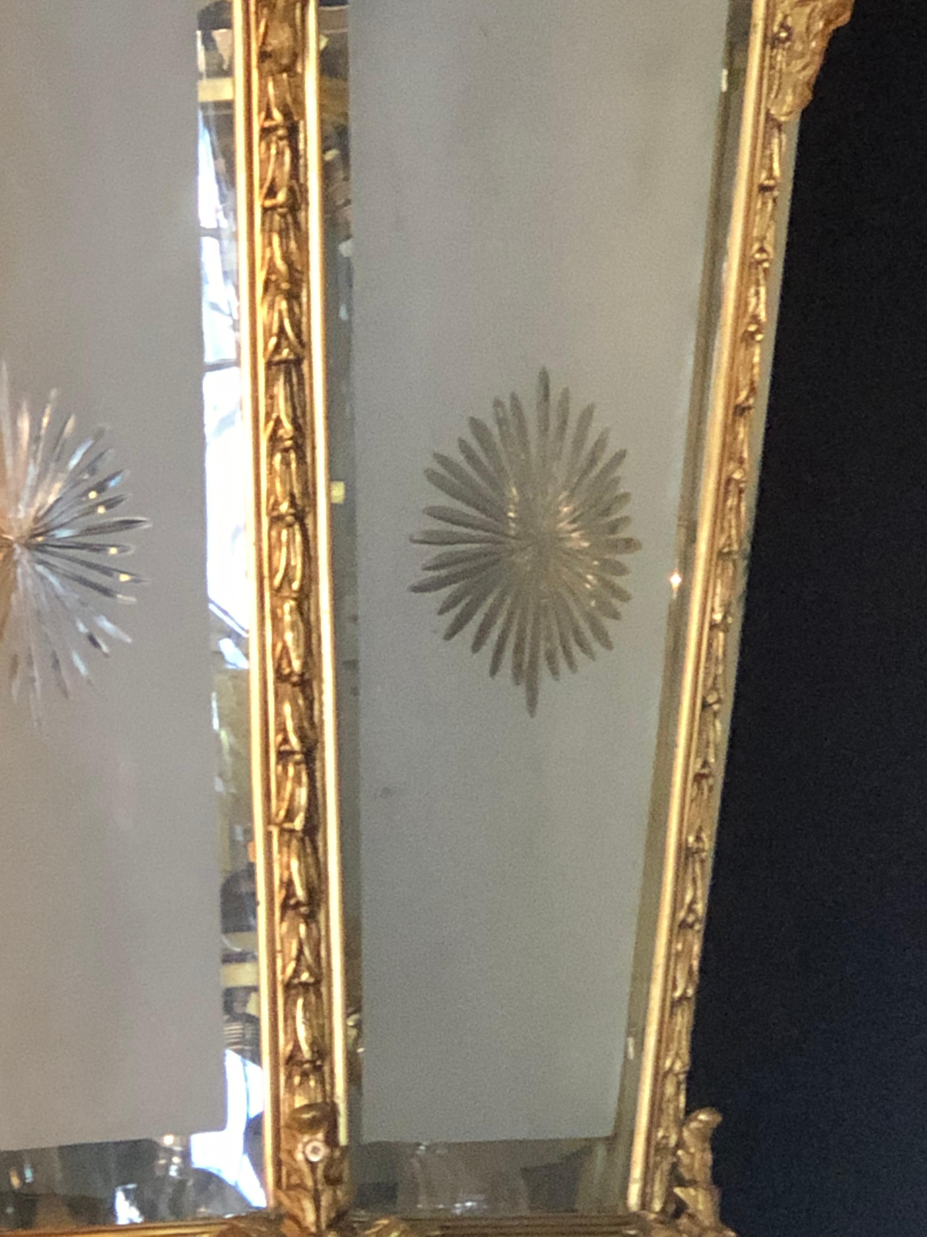 Große hängende Laternen im Louis-XVI.-Stil, Dore Bronze, geätztes Glas, Widdermotiv im Angebot 4