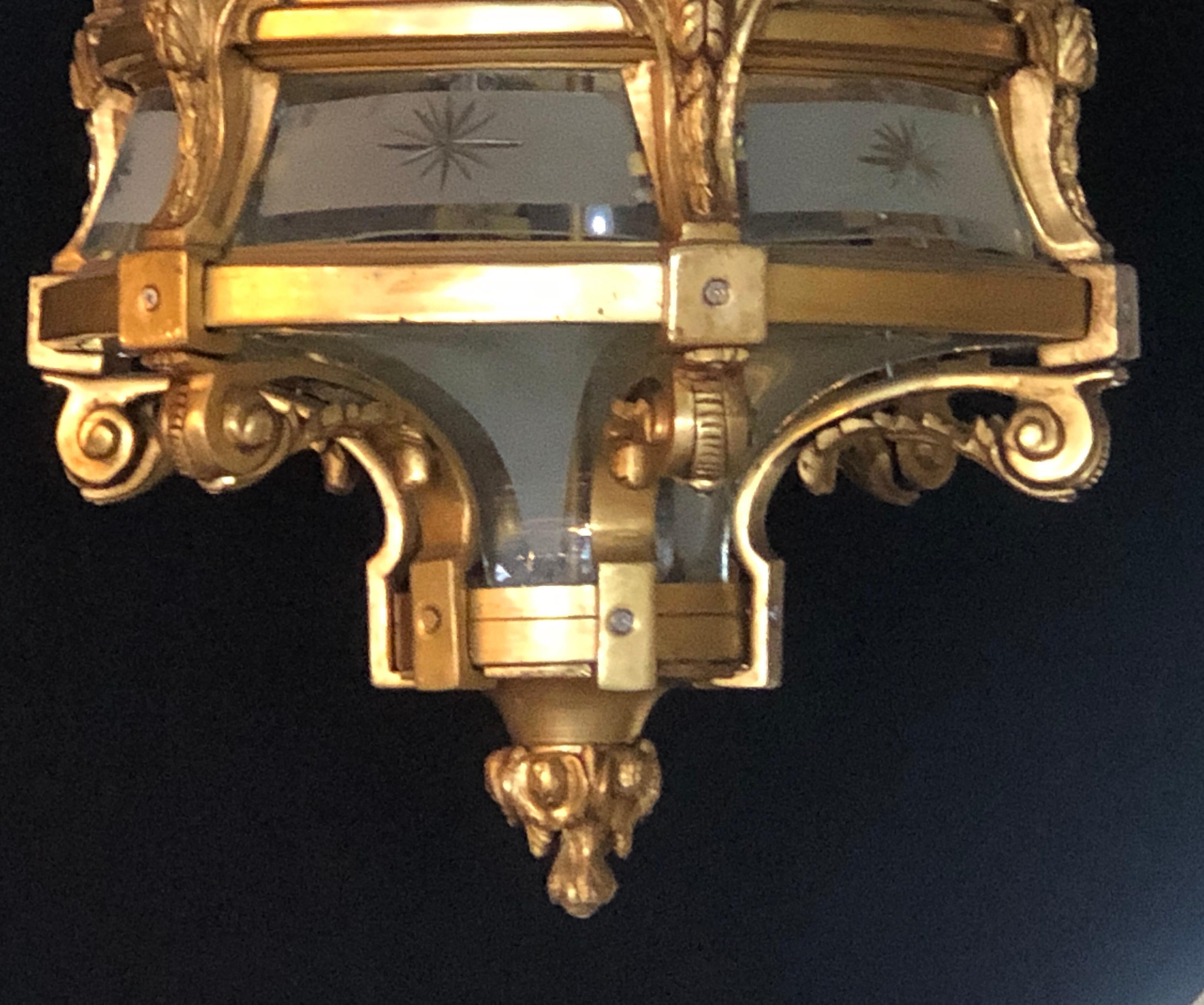 Große hängende Laternen im Louis-XVI.-Stil, Dore Bronze, geätztes Glas, Widdermotiv im Angebot 5