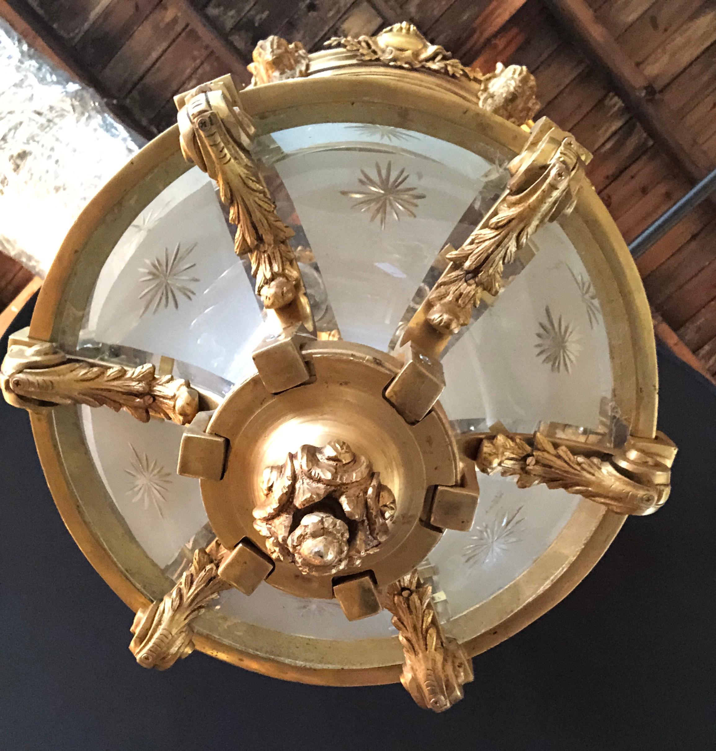 Große hängende Laternen im Louis-XVI.-Stil, Dore Bronze, geätztes Glas, Widdermotiv im Angebot 6