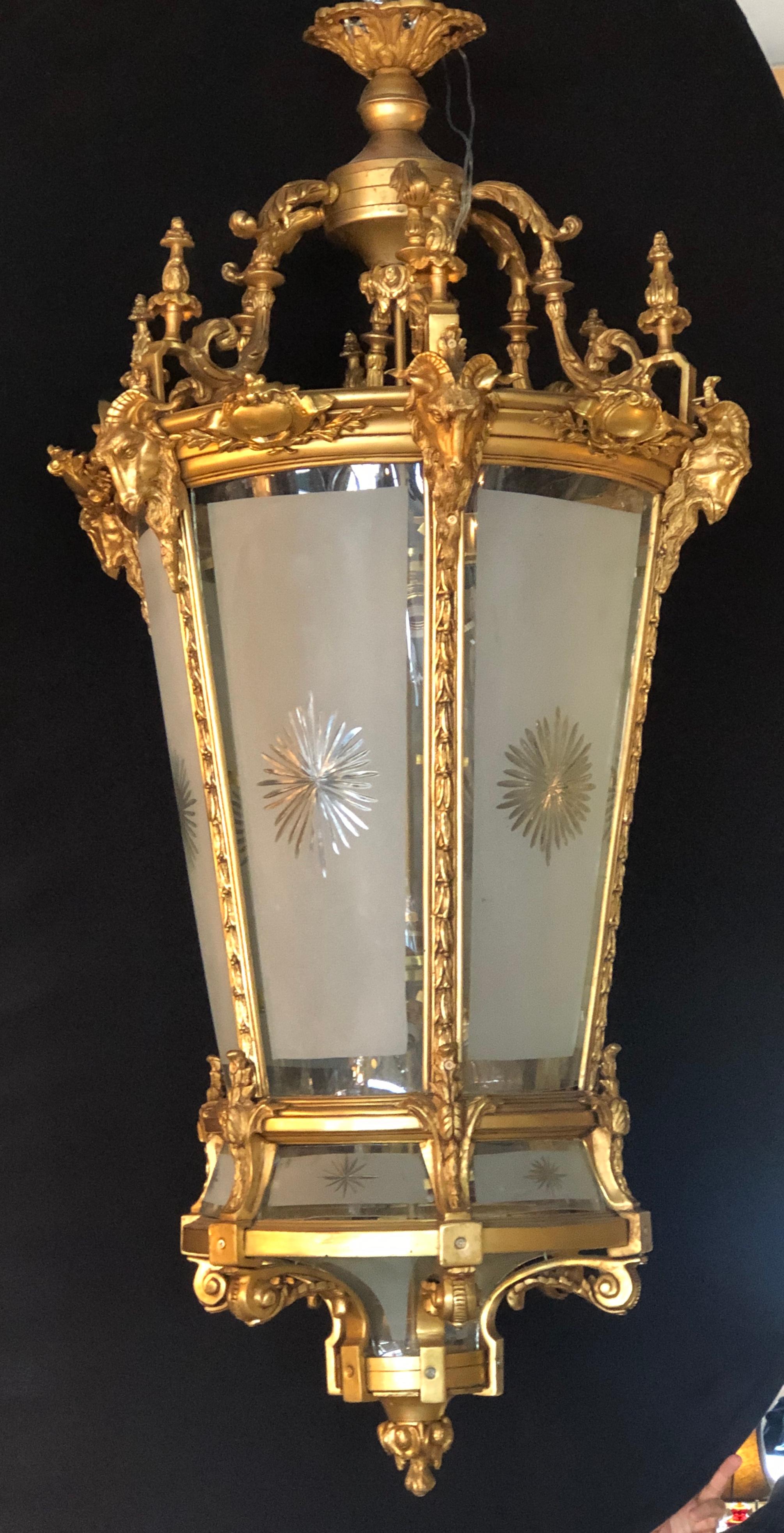 Große hängende Laternen im Louis-XVI.-Stil, Dore Bronze, geätztes Glas, Widdermotiv (Französisch) im Angebot