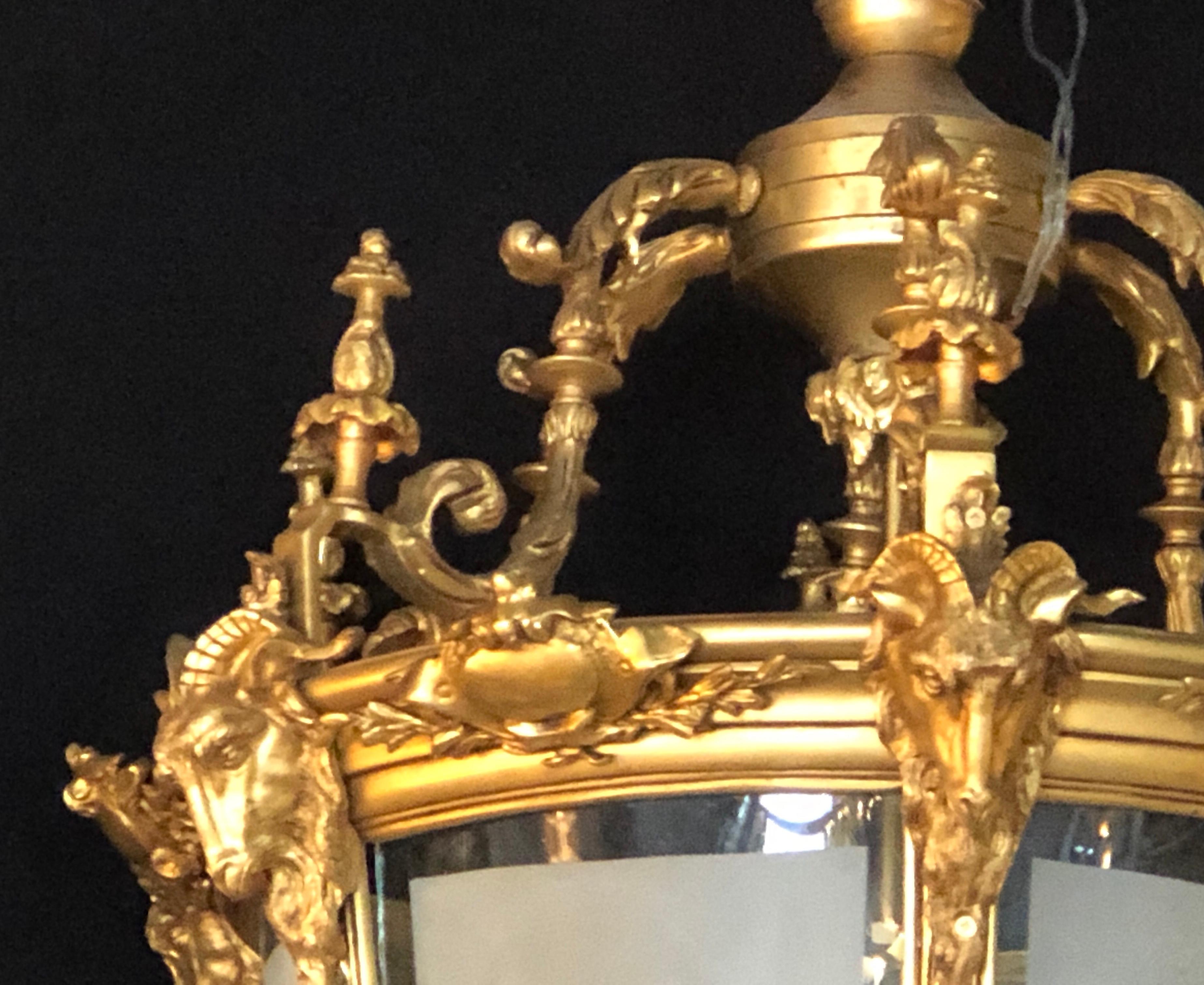 Große hängende Laternen im Louis-XVI.-Stil, Dore Bronze, geätztes Glas, Widdermotiv im Angebot 1