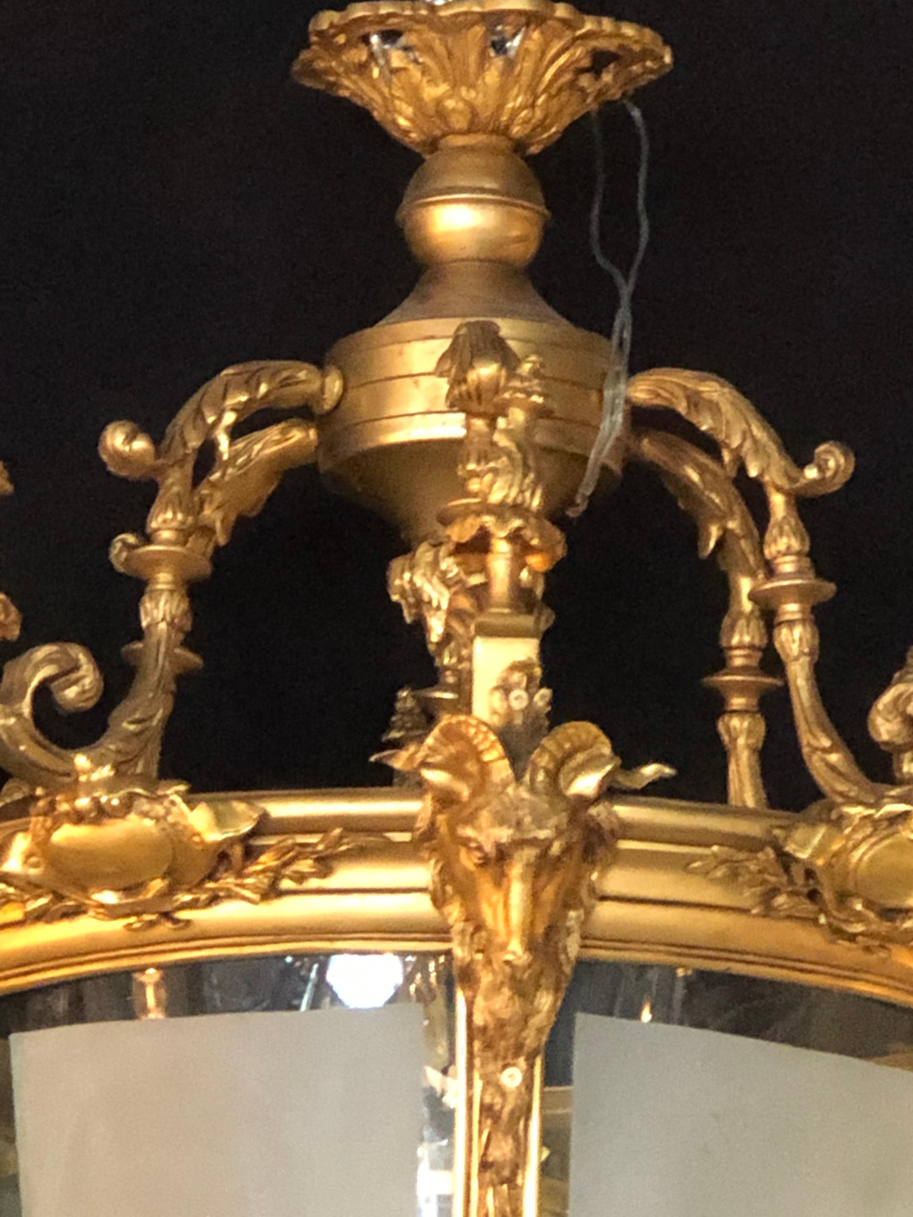 Große hängende Laternen im Louis-XVI.-Stil, Dore Bronze, geätztes Glas, Widdermotiv im Angebot 2