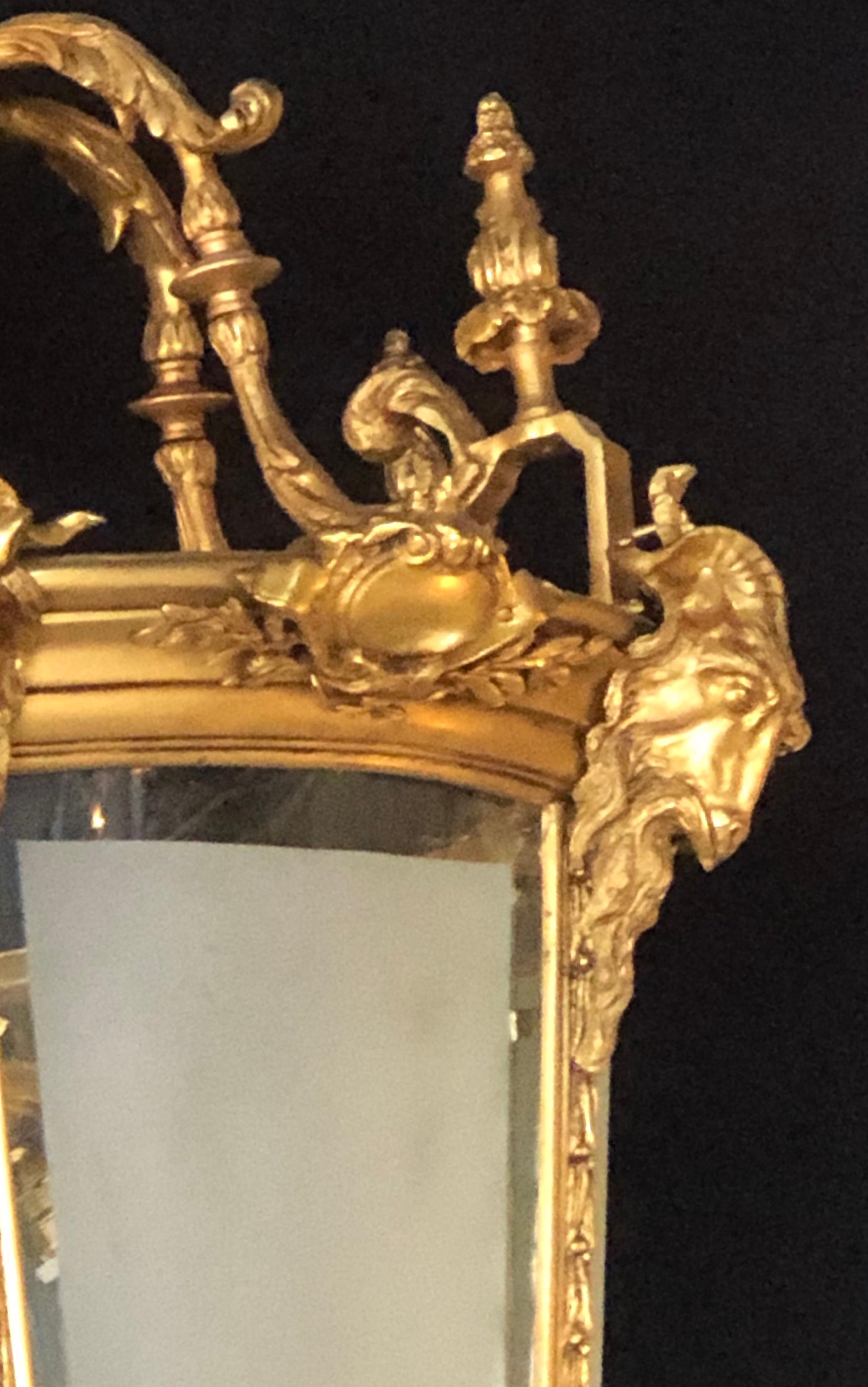 Große hängende Laternen im Louis-XVI.-Stil, Dore Bronze, geätztes Glas, Widdermotiv im Angebot 3