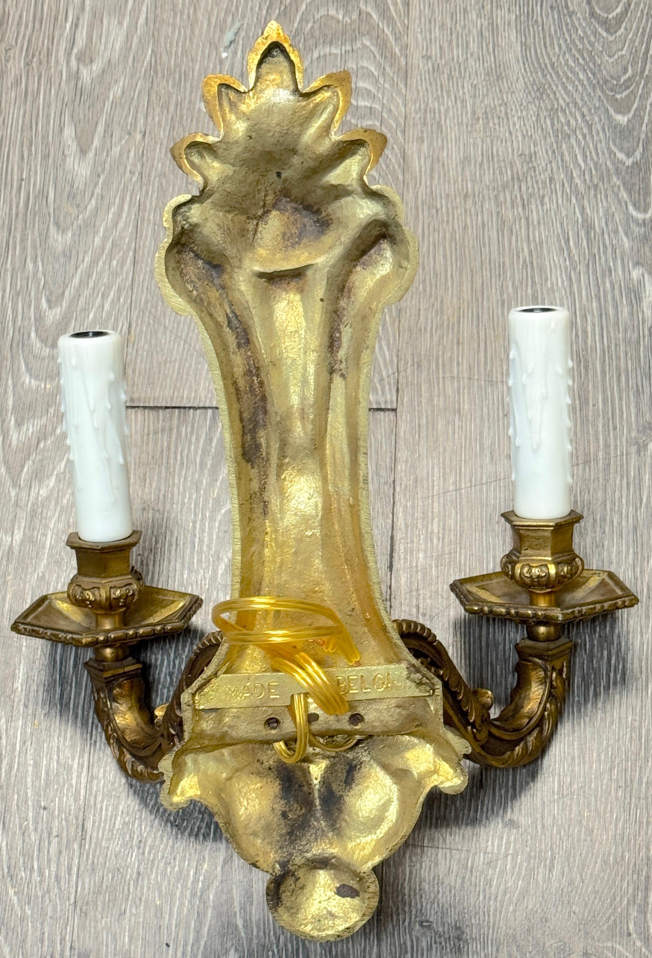 Paire d'appliques murales néoclassiques à deux lumières en bronze doré de style Louis XVI, C.C. 1900 en vente 2