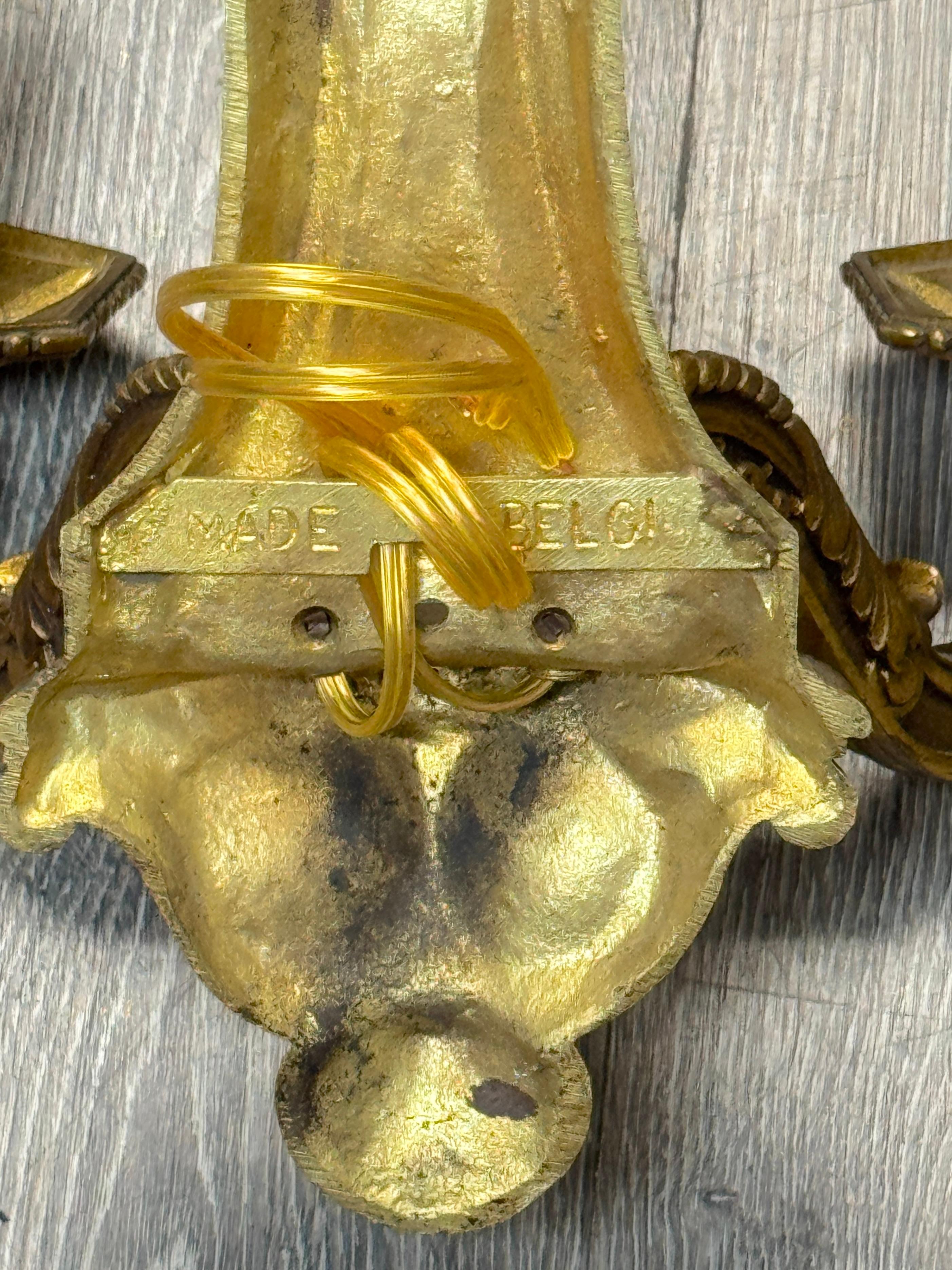 Paire d'appliques murales néoclassiques à deux lumières en bronze doré de style Louis XVI, C.C. 1900 en vente 3