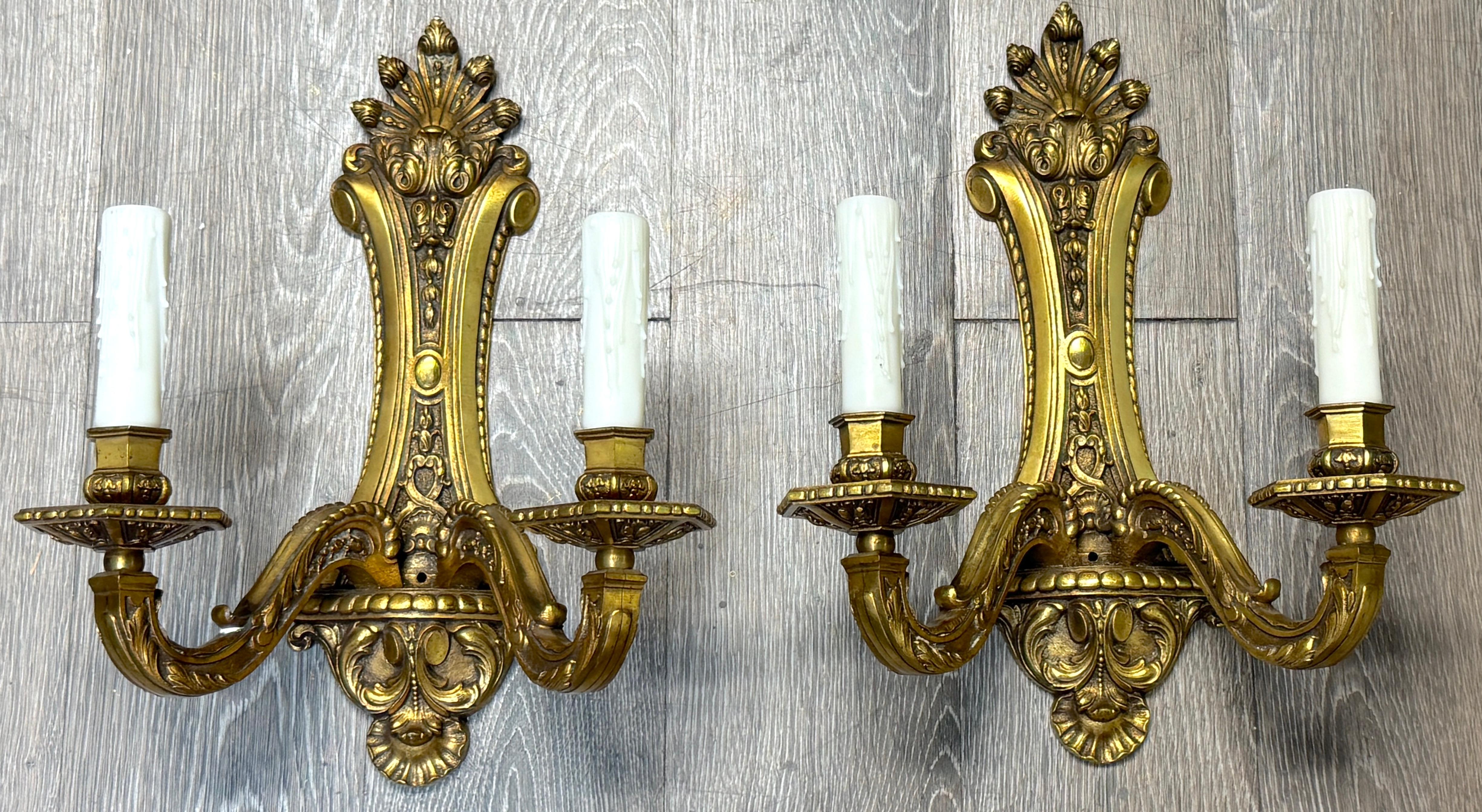 Paire d'appliques murales néoclassiques à deux lumières en bronze doré de style Louis XVI
Fabriqué en Belgique, vers 1900

Paire d'appliques murales à deux bras de style Louis XVI, finement moulées et richement détaillées, fabriquées en Belgique au