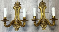 Pareja de apliques neoclásicos de dos luces en bronce dorado, estilo Luis XVI, c. 1900