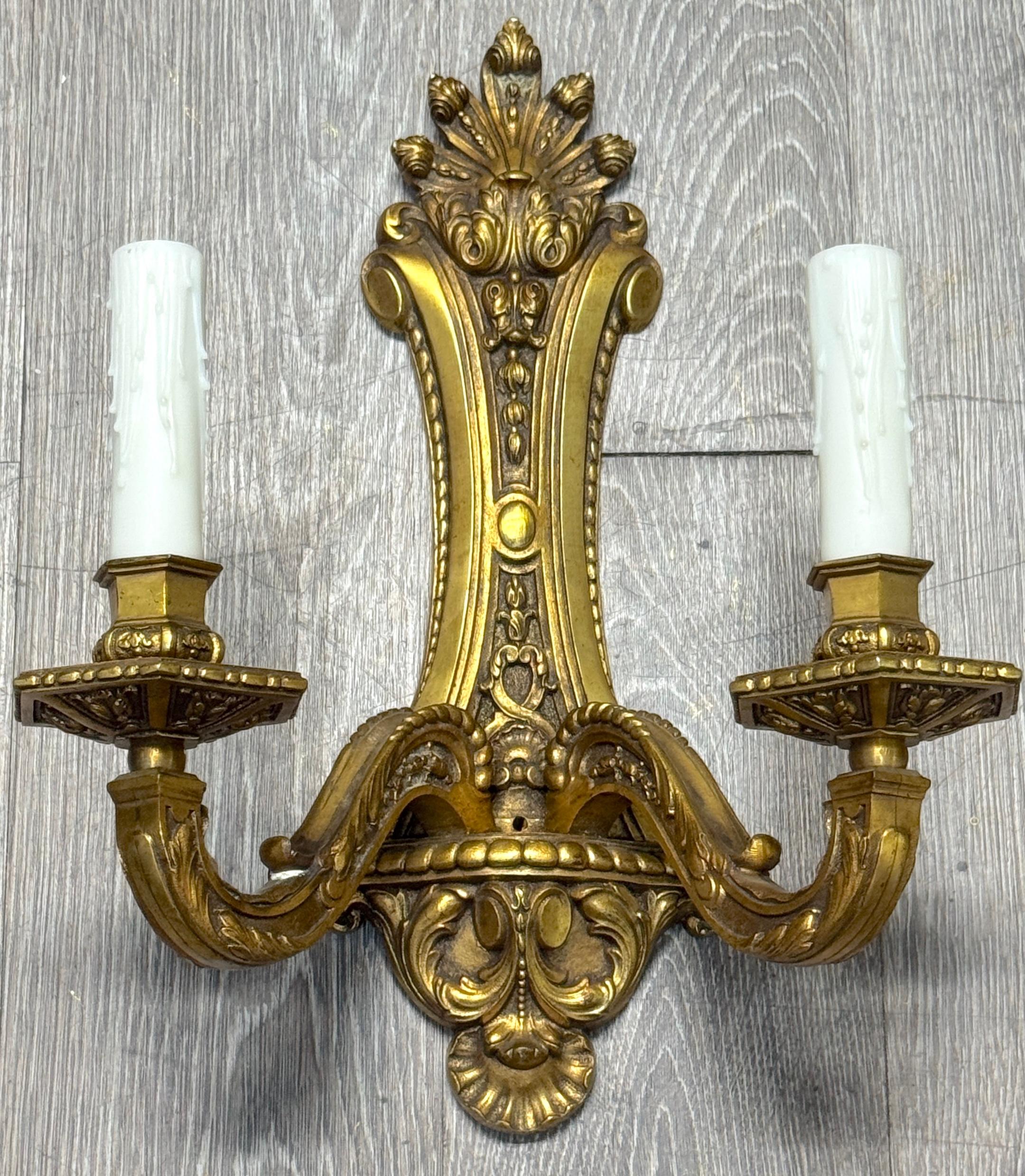 Néoclassique Paire d'appliques murales néoclassiques à deux lumières en bronze doré de style Louis XVI, C.C. 1900 en vente