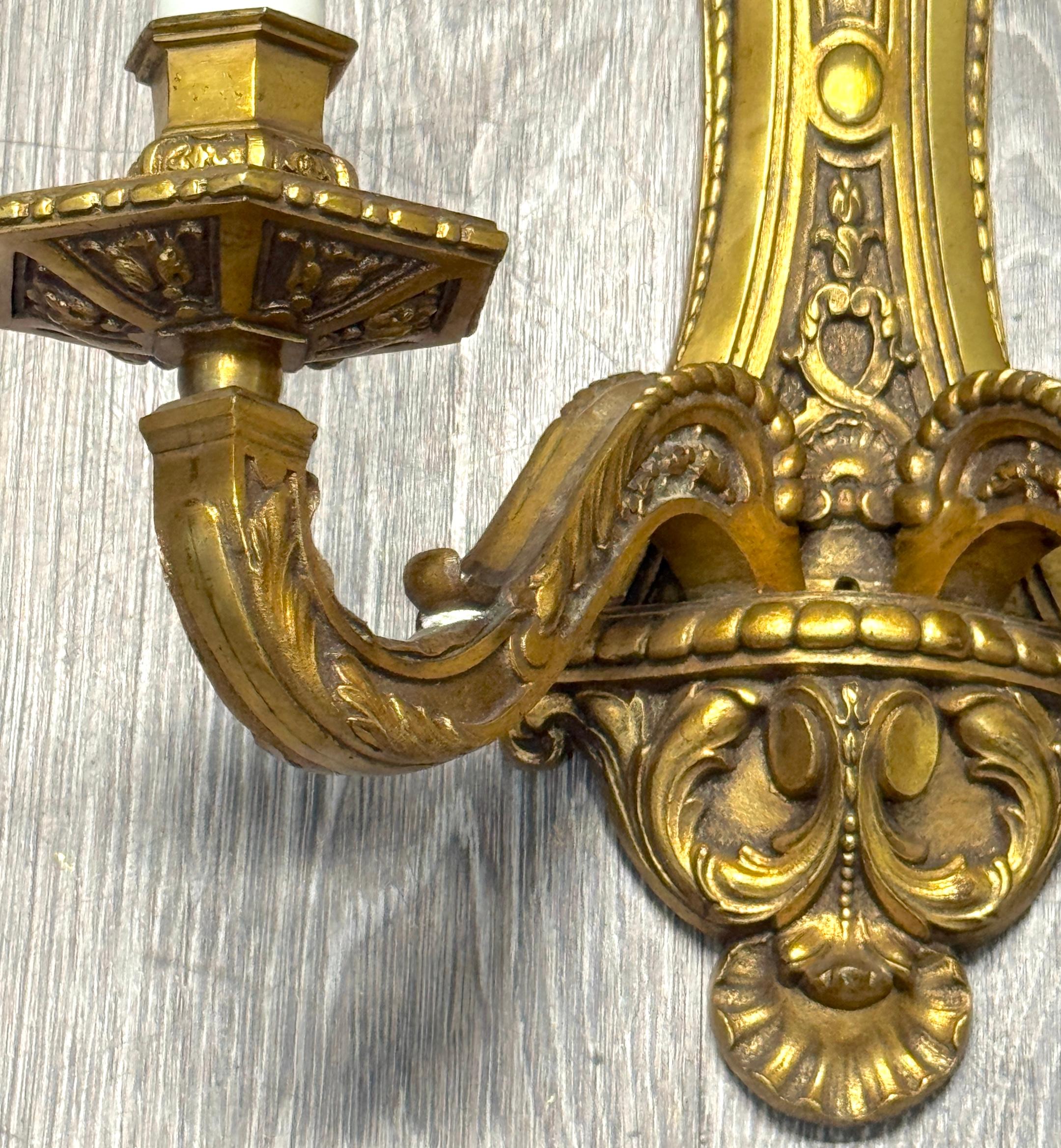 Belge Paire d'appliques murales néoclassiques à deux lumières en bronze doré de style Louis XVI, C.C. 1900 en vente