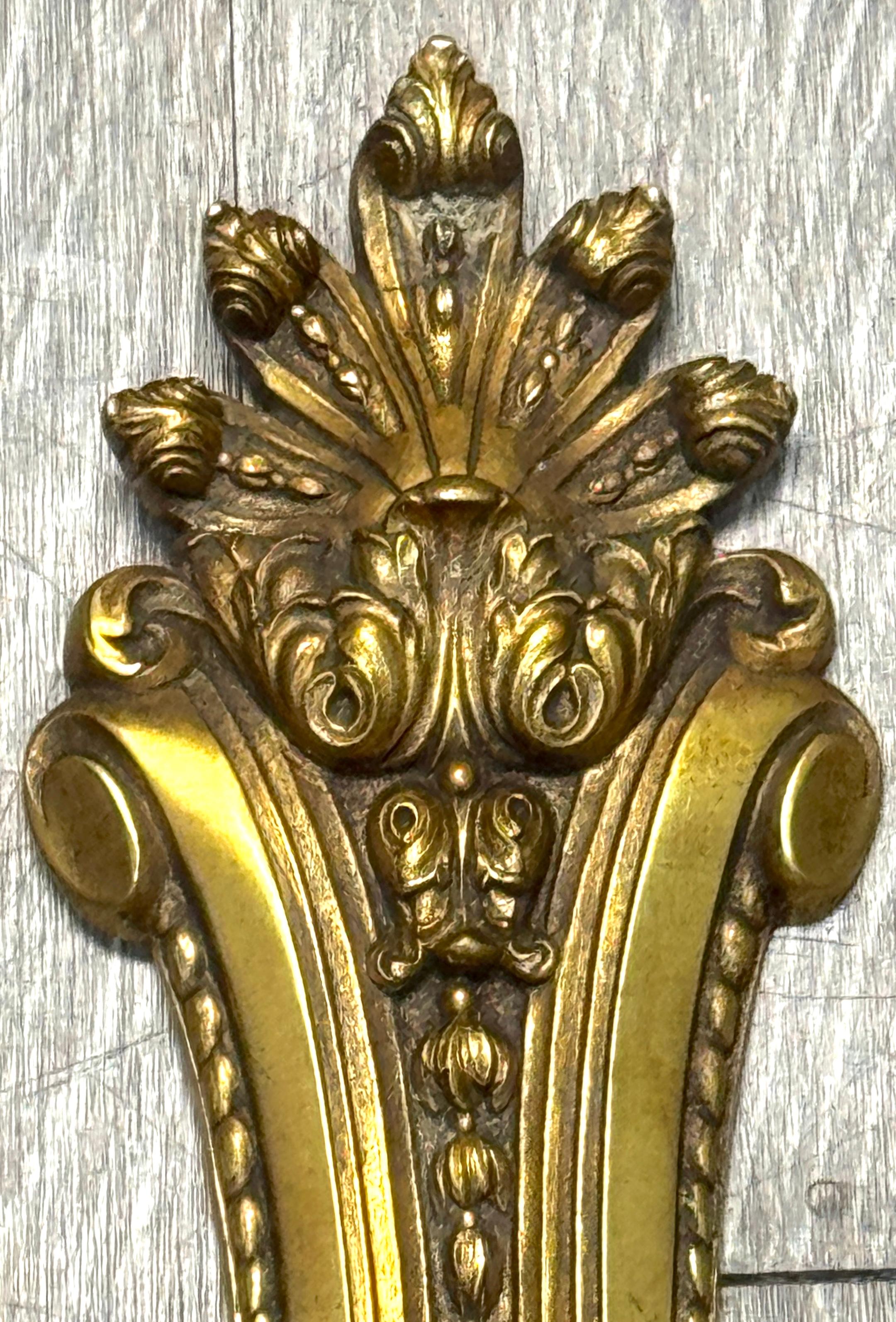 Moulage Paire d'appliques murales néoclassiques à deux lumières en bronze doré de style Louis XVI, C.C. 1900 en vente
