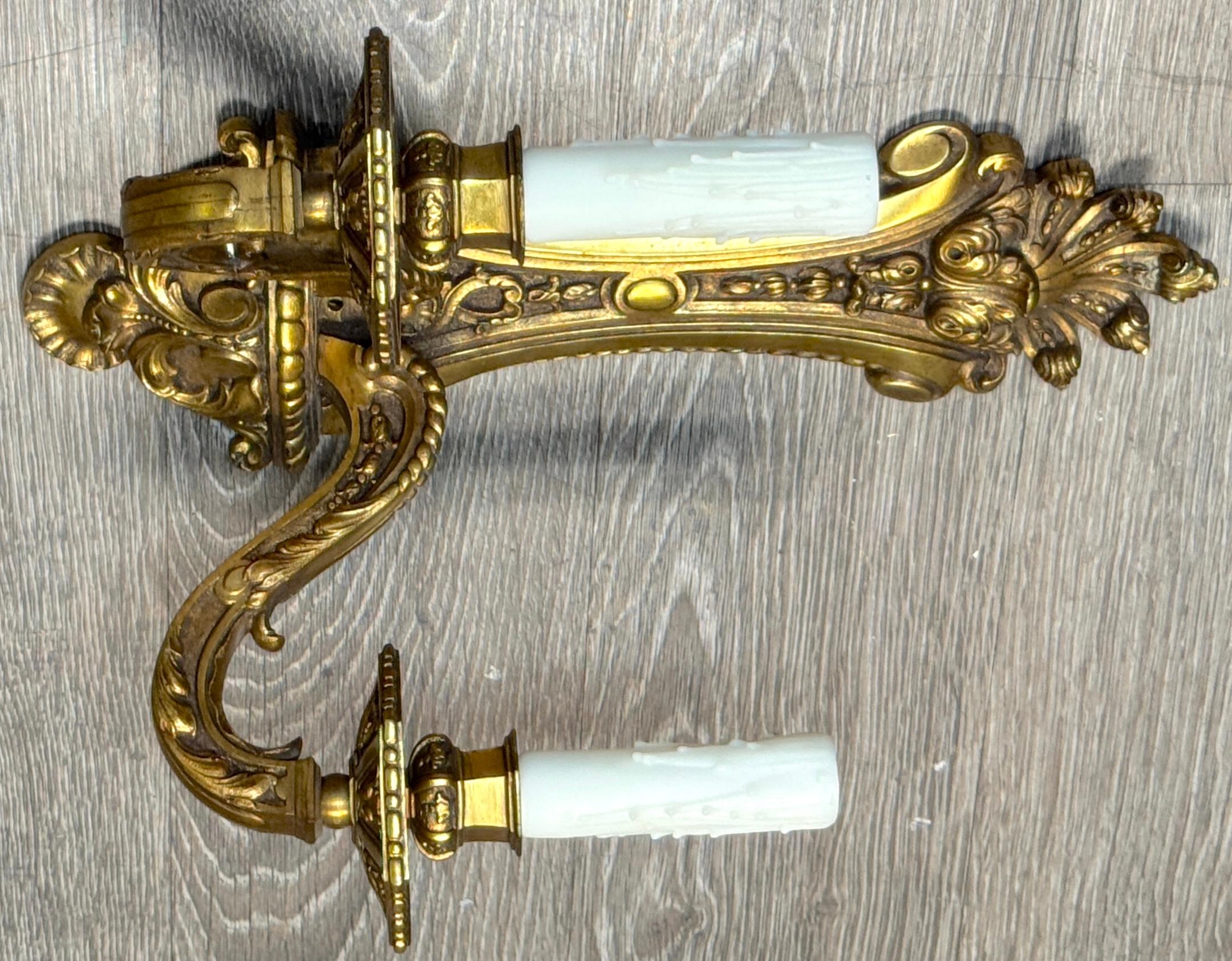 Paire d'appliques murales néoclassiques à deux lumières en bronze doré de style Louis XVI, C.C. 1900 Bon état - En vente à West Palm Beach, FL
