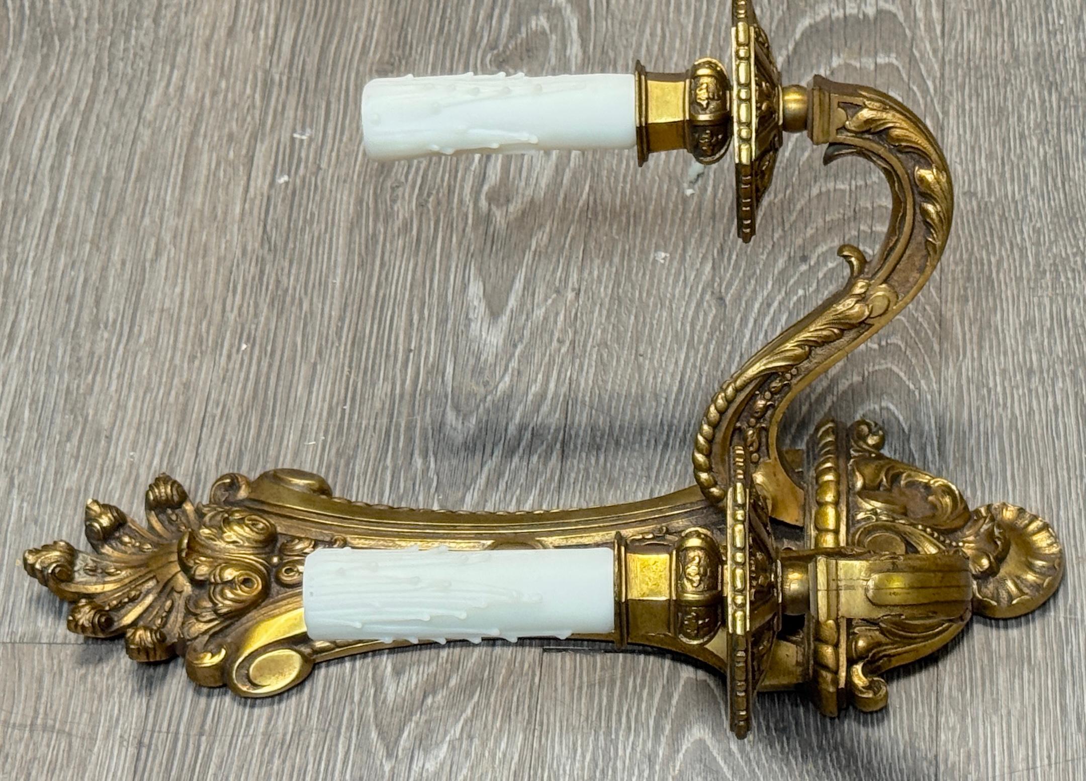 20ième siècle Paire d'appliques murales néoclassiques à deux lumières en bronze doré de style Louis XVI, C.C. 1900 en vente