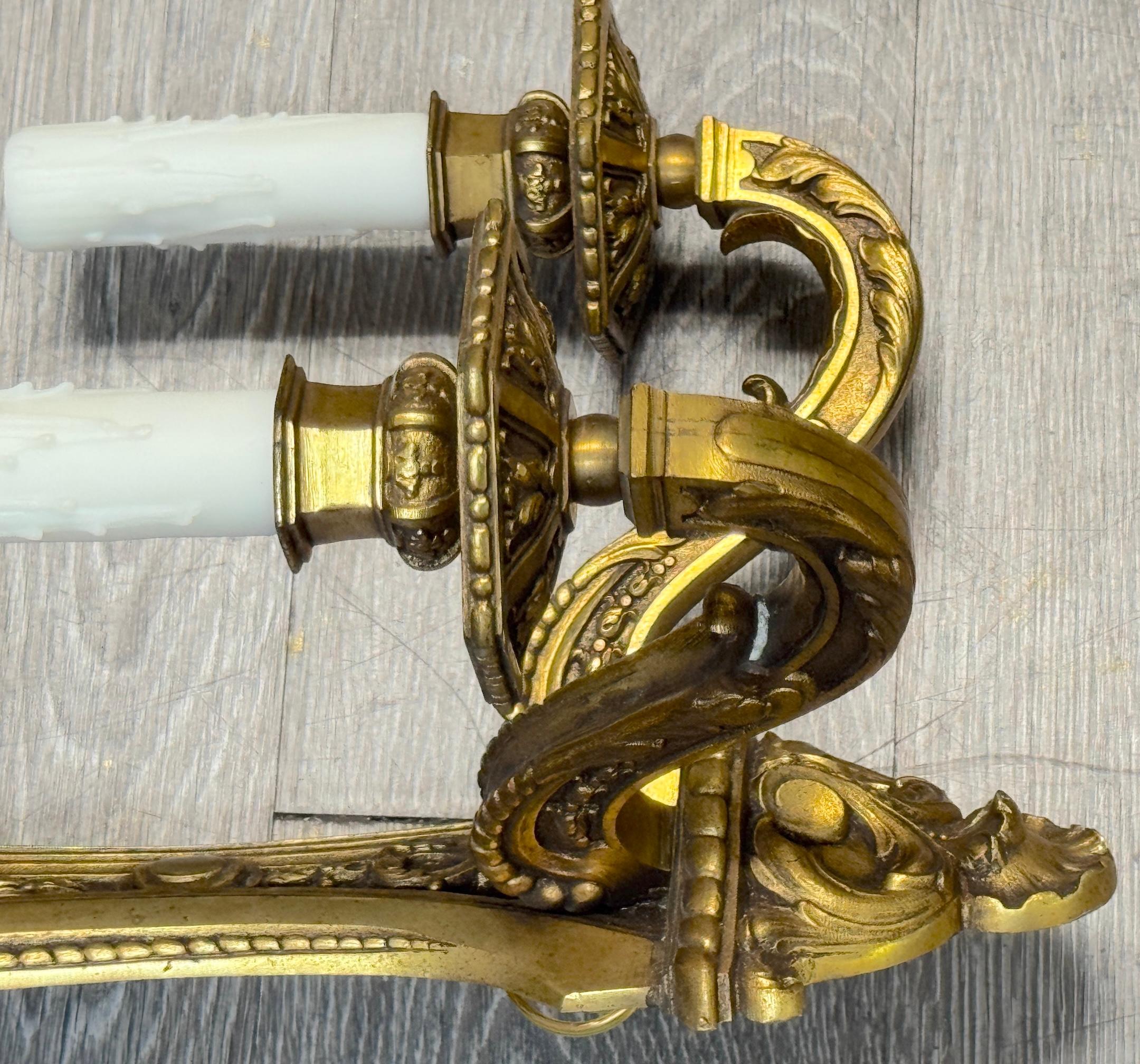 Paire d'appliques murales néoclassiques à deux lumières en bronze doré de style Louis XVI, C.C. 1900 en vente 1