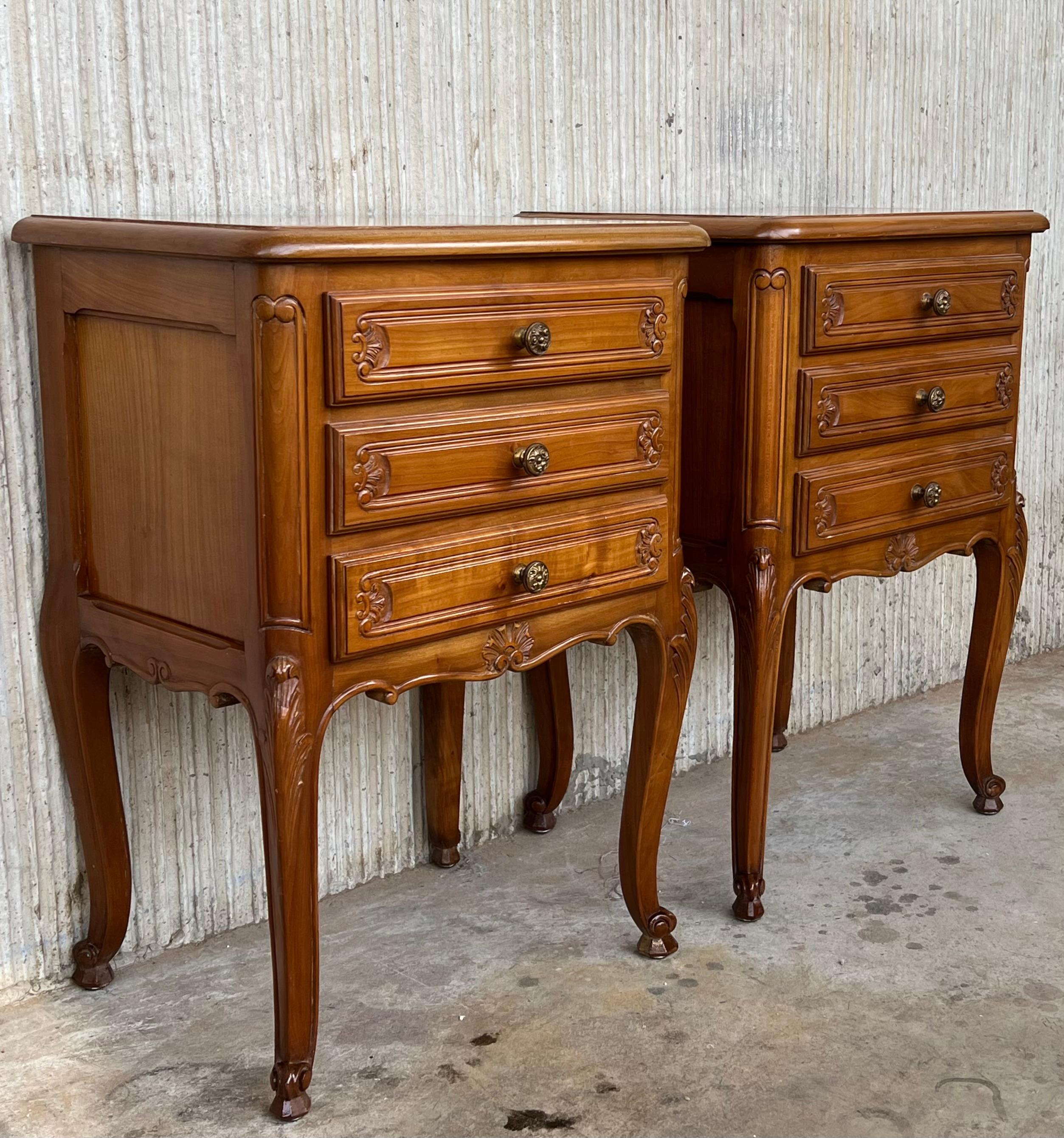 Pair of Louis XVI Style Nightstands with Three Drawers and Cabriole Legs In Good Condition For Sale In Miami, FL