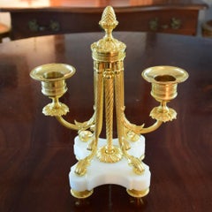Paire de bougeoirs de style Louis XVI à deux lumières en bronze doré et marbre blanc