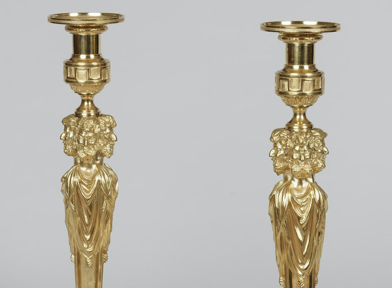 Dorato Rara coppia di candelieri in ormolu in stile Luigi XVI, alla maniera di Gouthière in vendita
