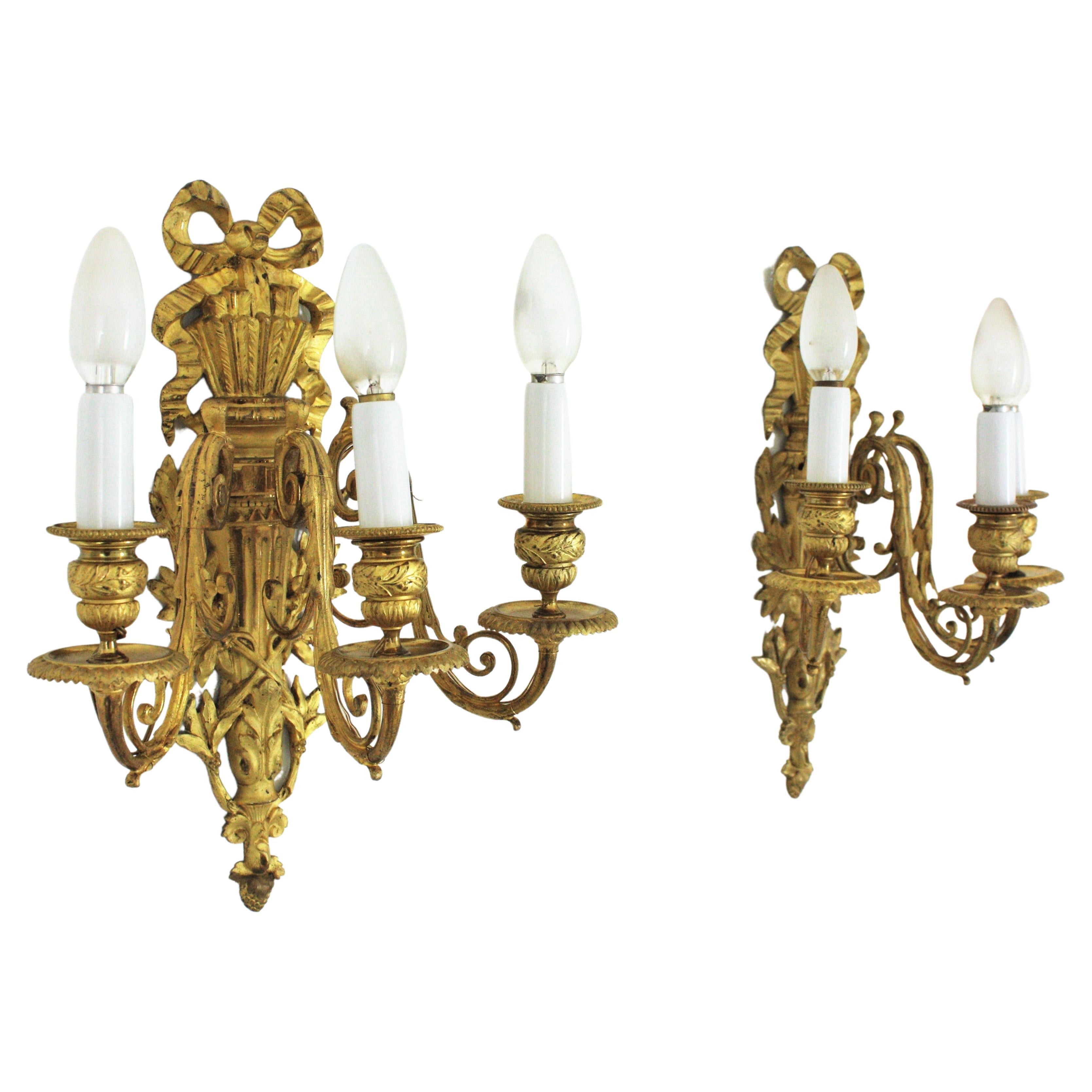 
Pair of Louis XVI style neoclassical wall sconces in ormolu and gilt bronze
France, 20th century
Measures: 
41 cm H x 30 cm W x 21 cm D // 16,14 in H x 11,81 in W x 8,26 in D
Each one weights 2,6 kg
On sale as a pair.

Exquisite pair of wall lights