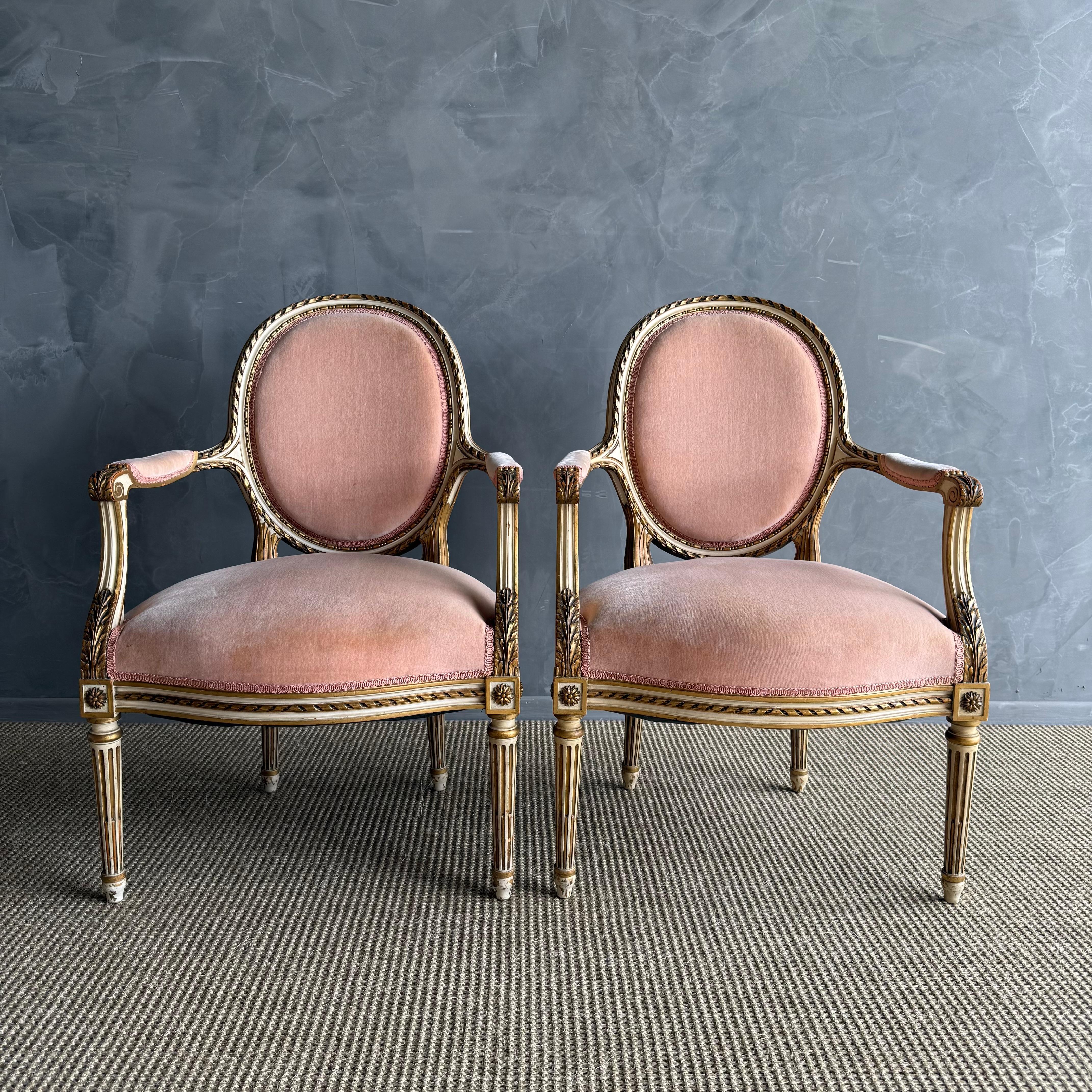 Paire de fauteuils peints et tapissés de style Louis XVI en vente 7
