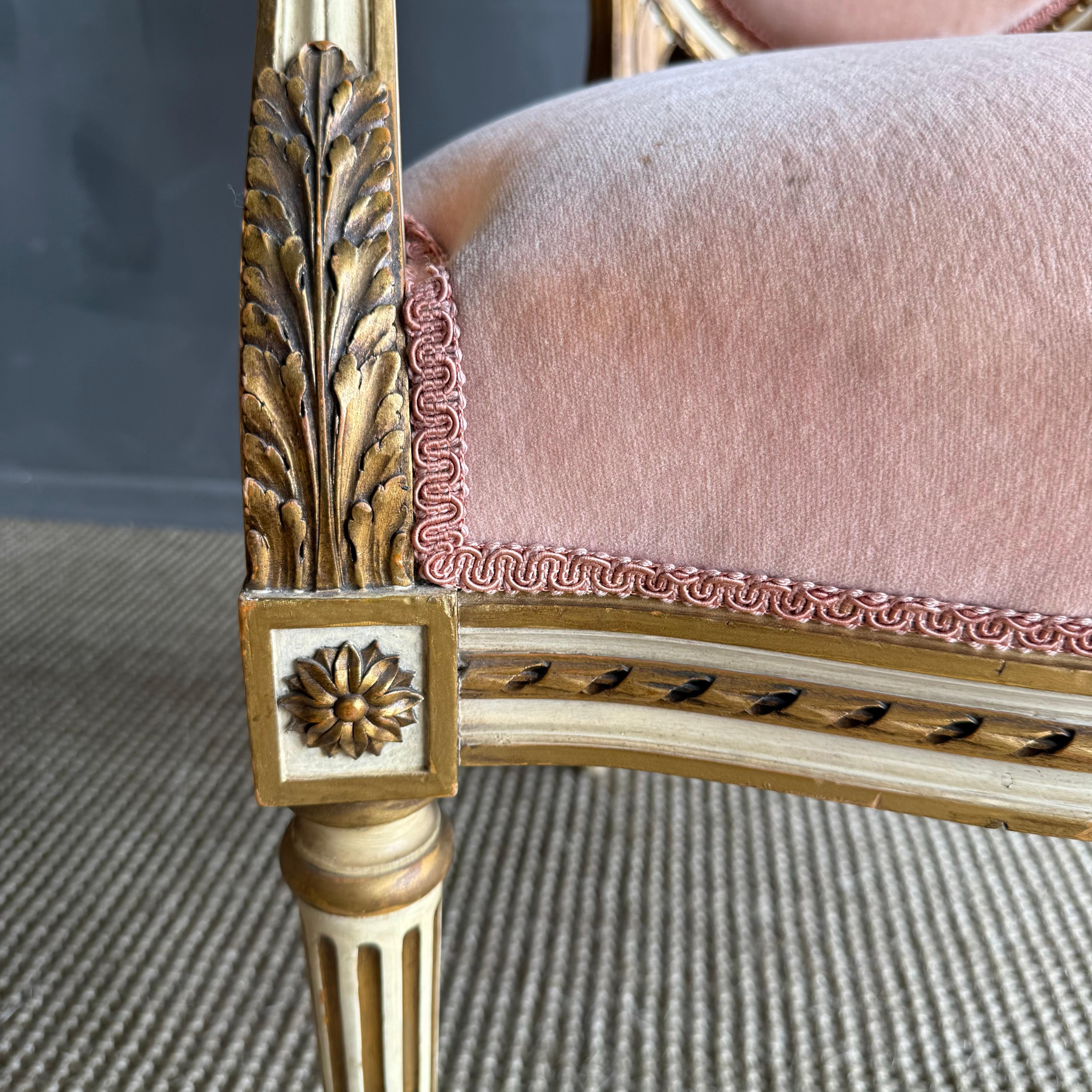 Paire de fauteuils peints et tapissés de style Louis XVI en vente 8