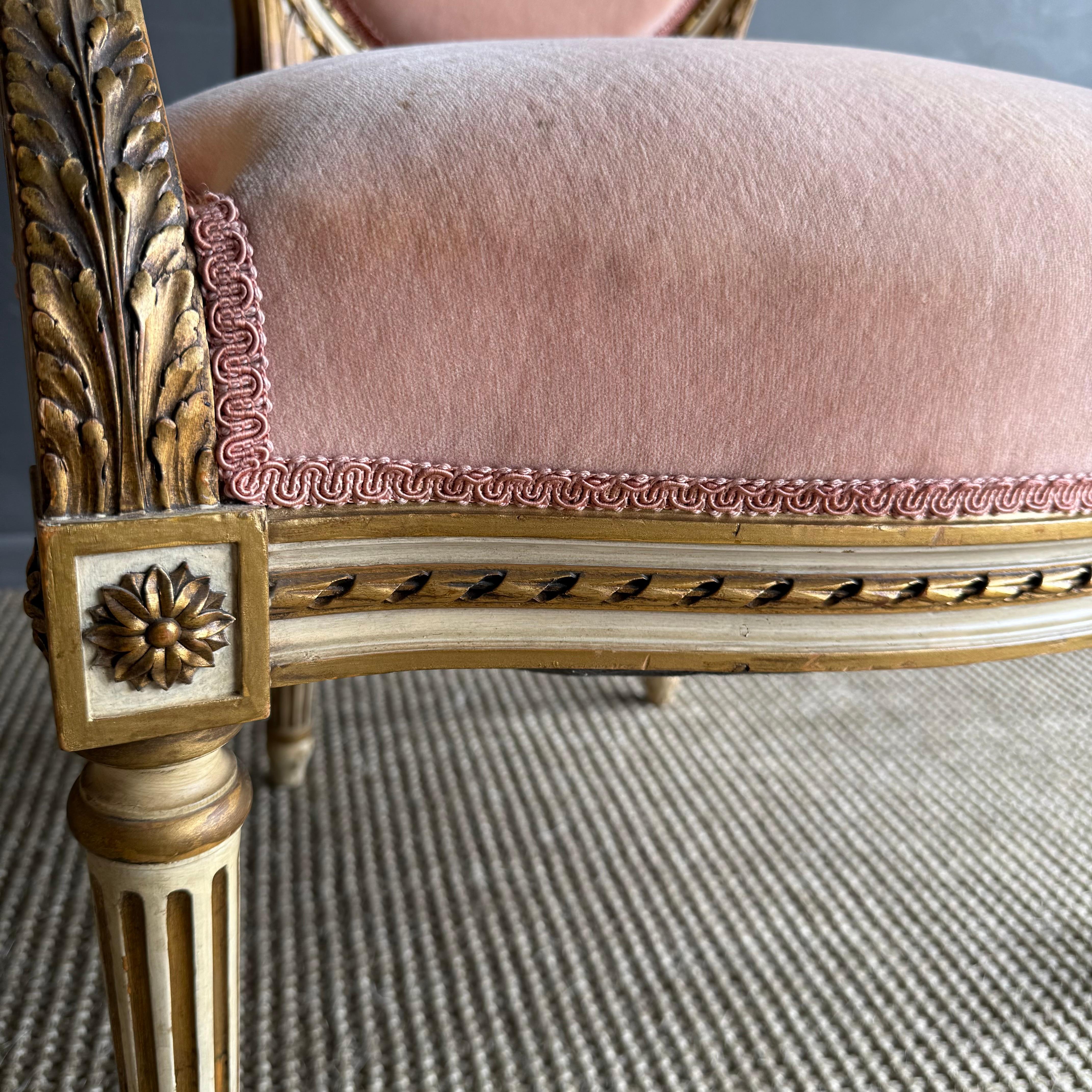 Paire de fauteuils peints et tapissés de style Louis XVI en vente 10
