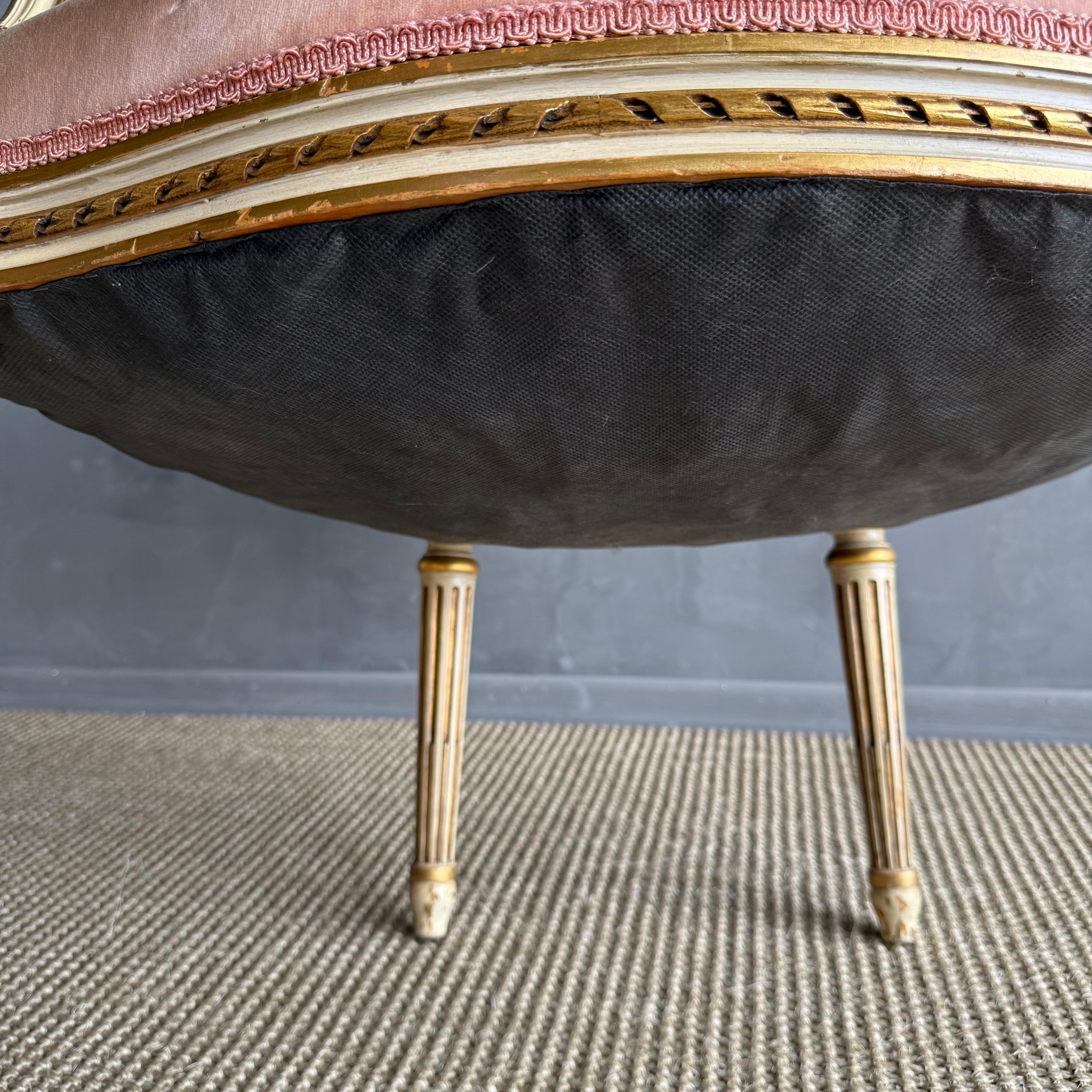 Paire de fauteuils peints et tapissés de style Louis XVI en vente 11