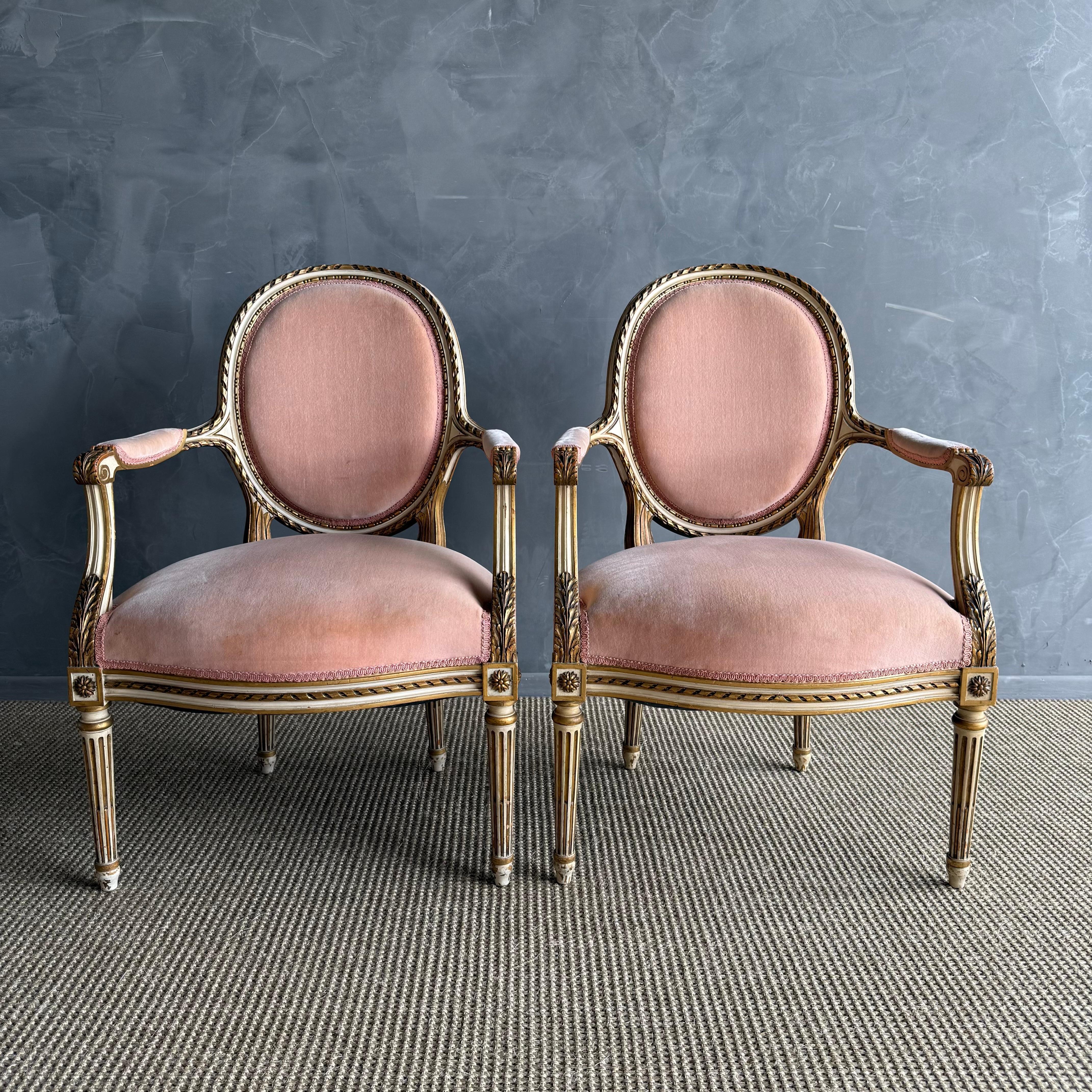 Paire de chaises Vintage de France, Finition peinte d'origine, dans un ton crème avec dorures et velours rose.
24