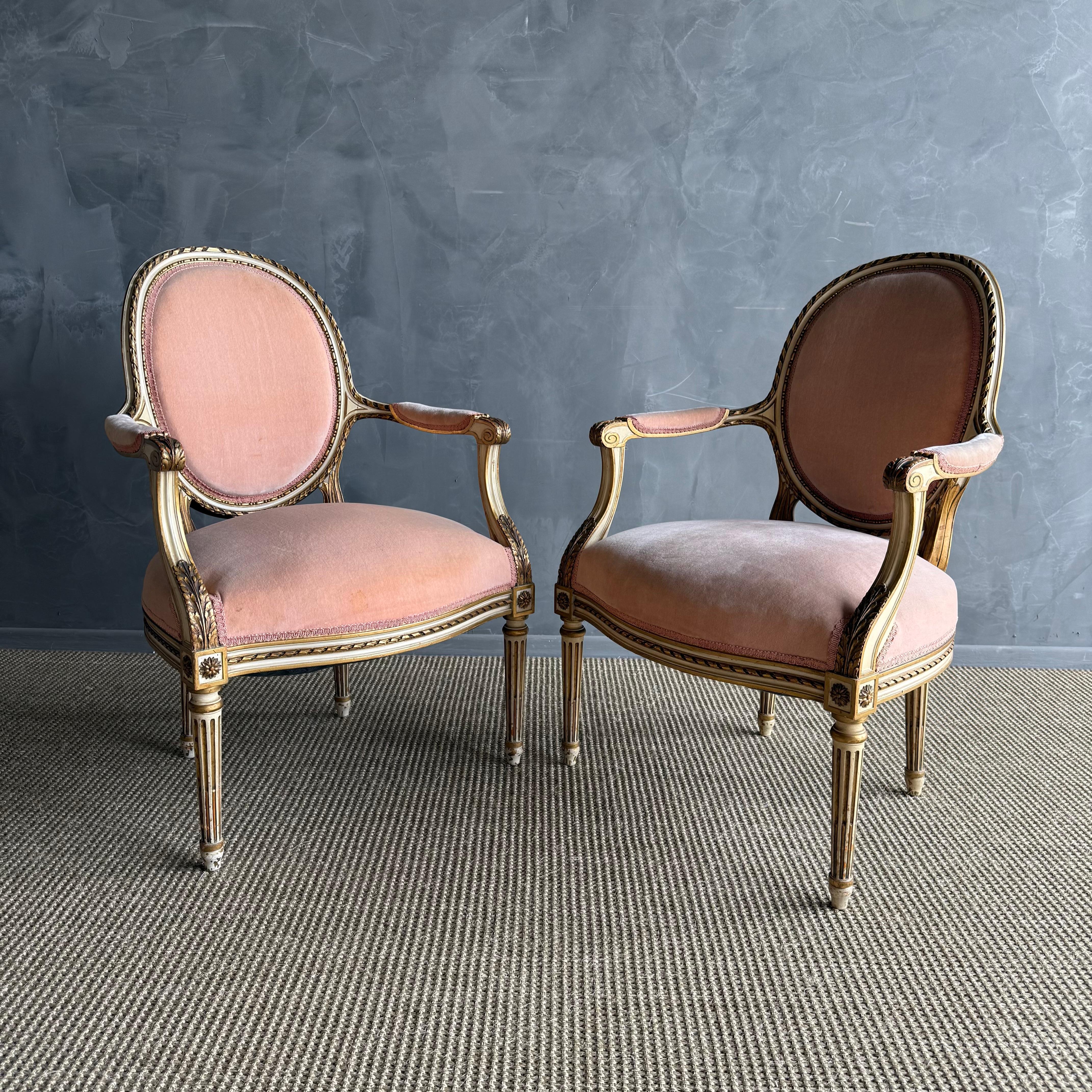 Paire de fauteuils peints et tapissés de style Louis XVI Bon état - En vente à Old Town Orange, CA