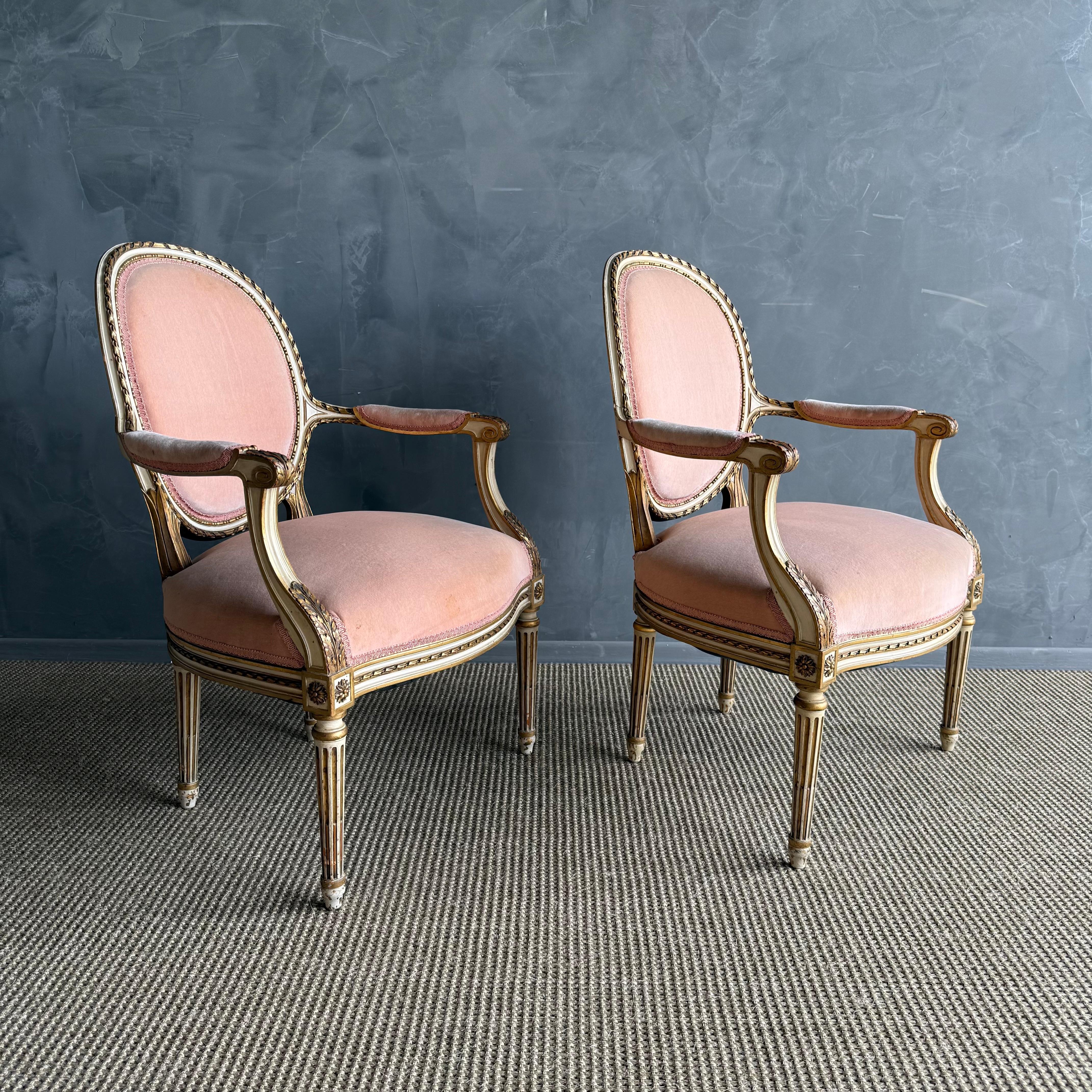 20ième siècle Paire de fauteuils peints et tapissés de style Louis XVI en vente