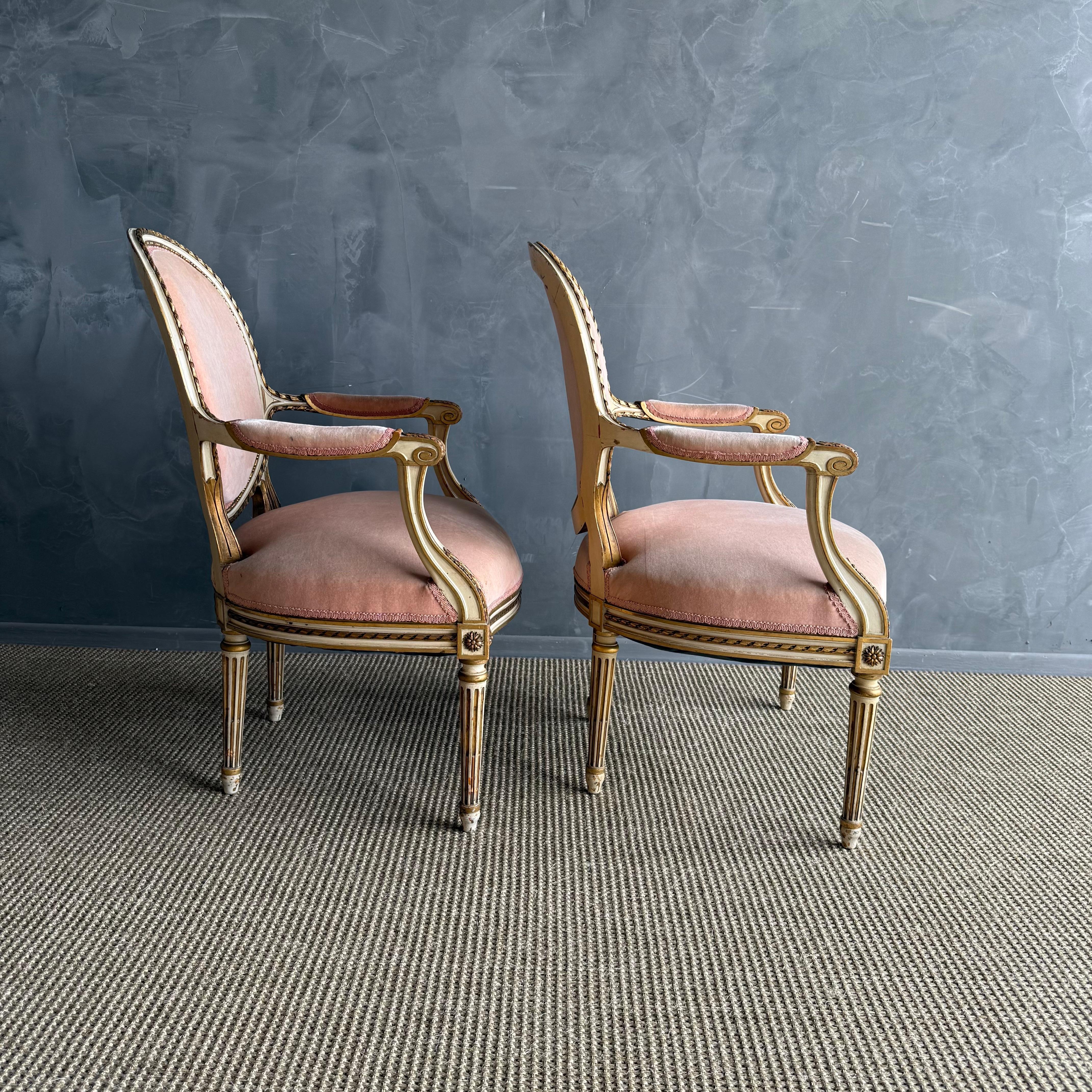 Velours Paire de fauteuils peints et tapissés de style Louis XVI en vente