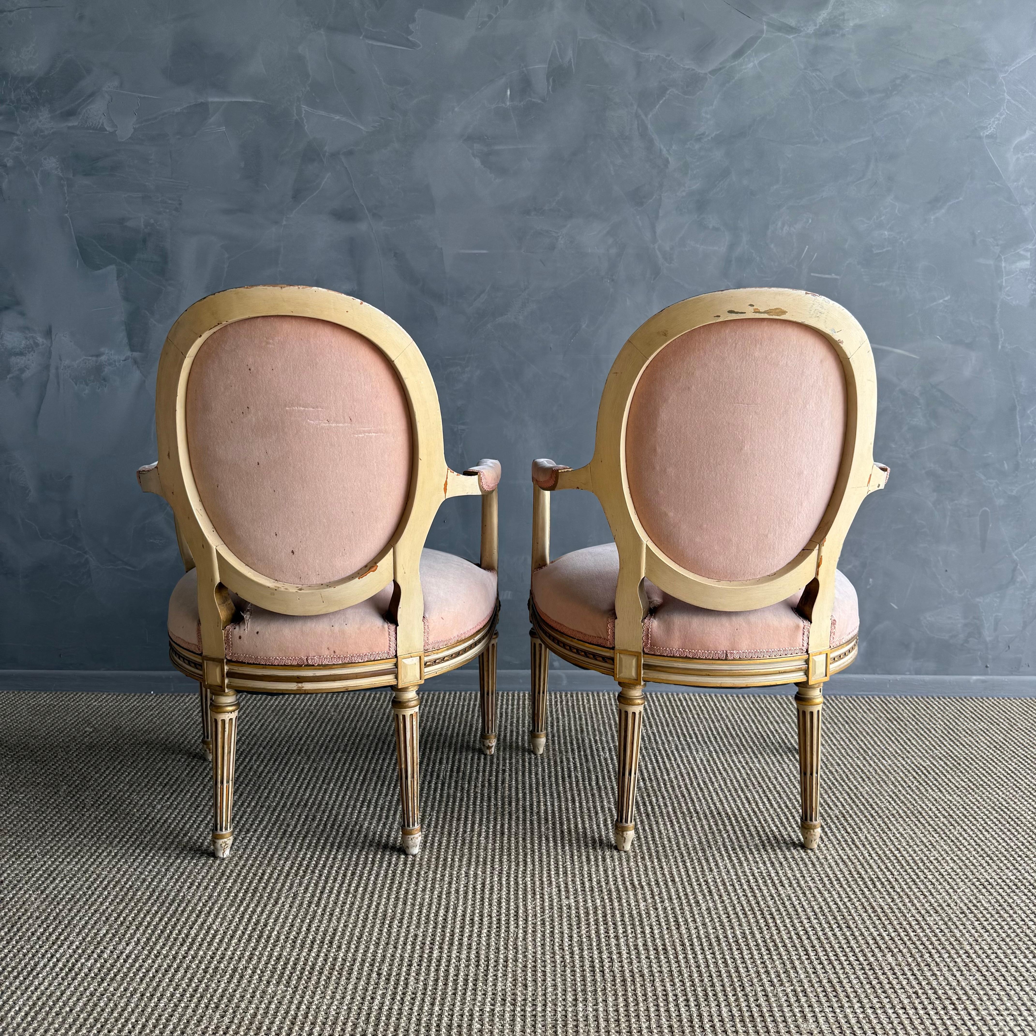 Paire de fauteuils peints et tapissés de style Louis XVI en vente 1