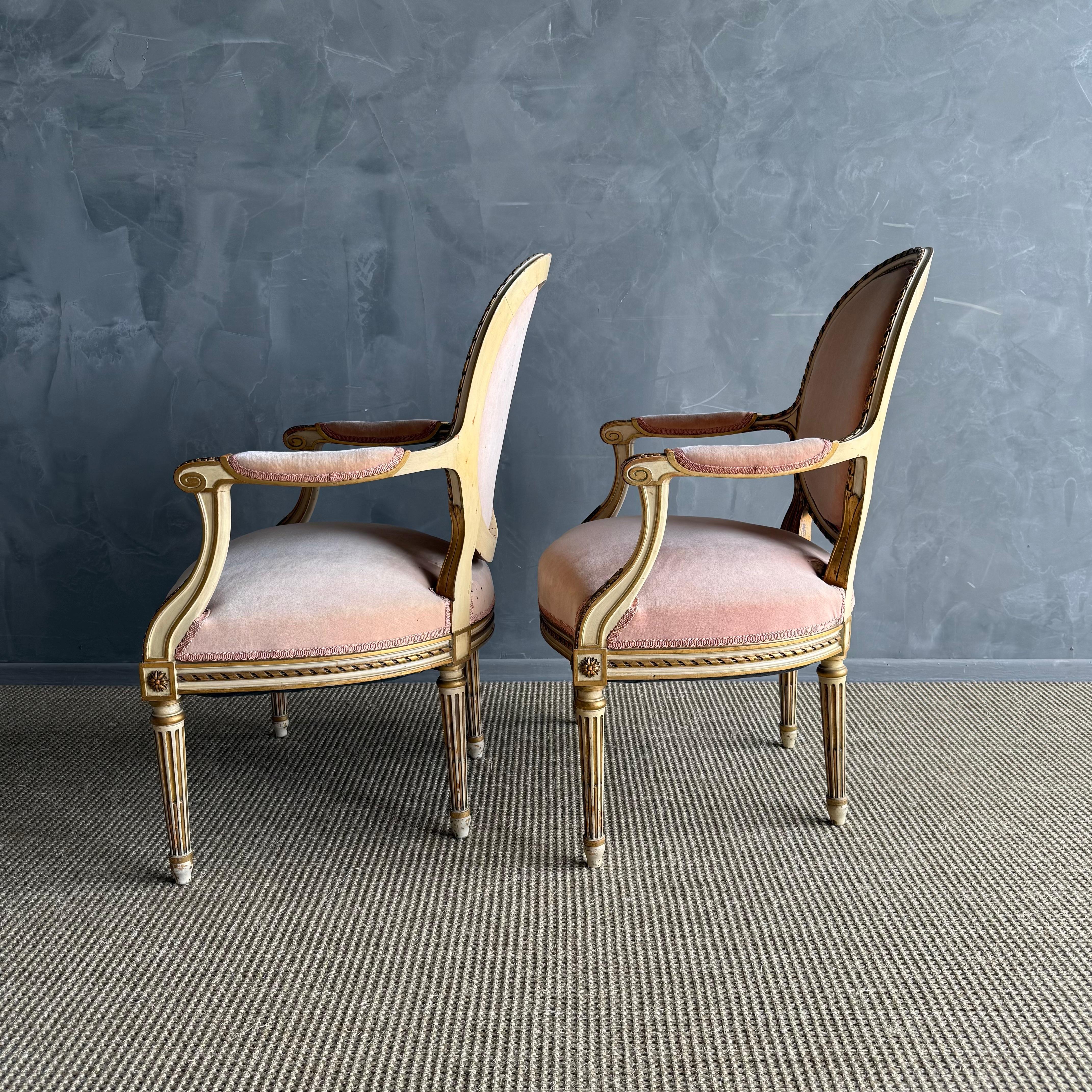 Paire de fauteuils peints et tapissés de style Louis XVI en vente 2