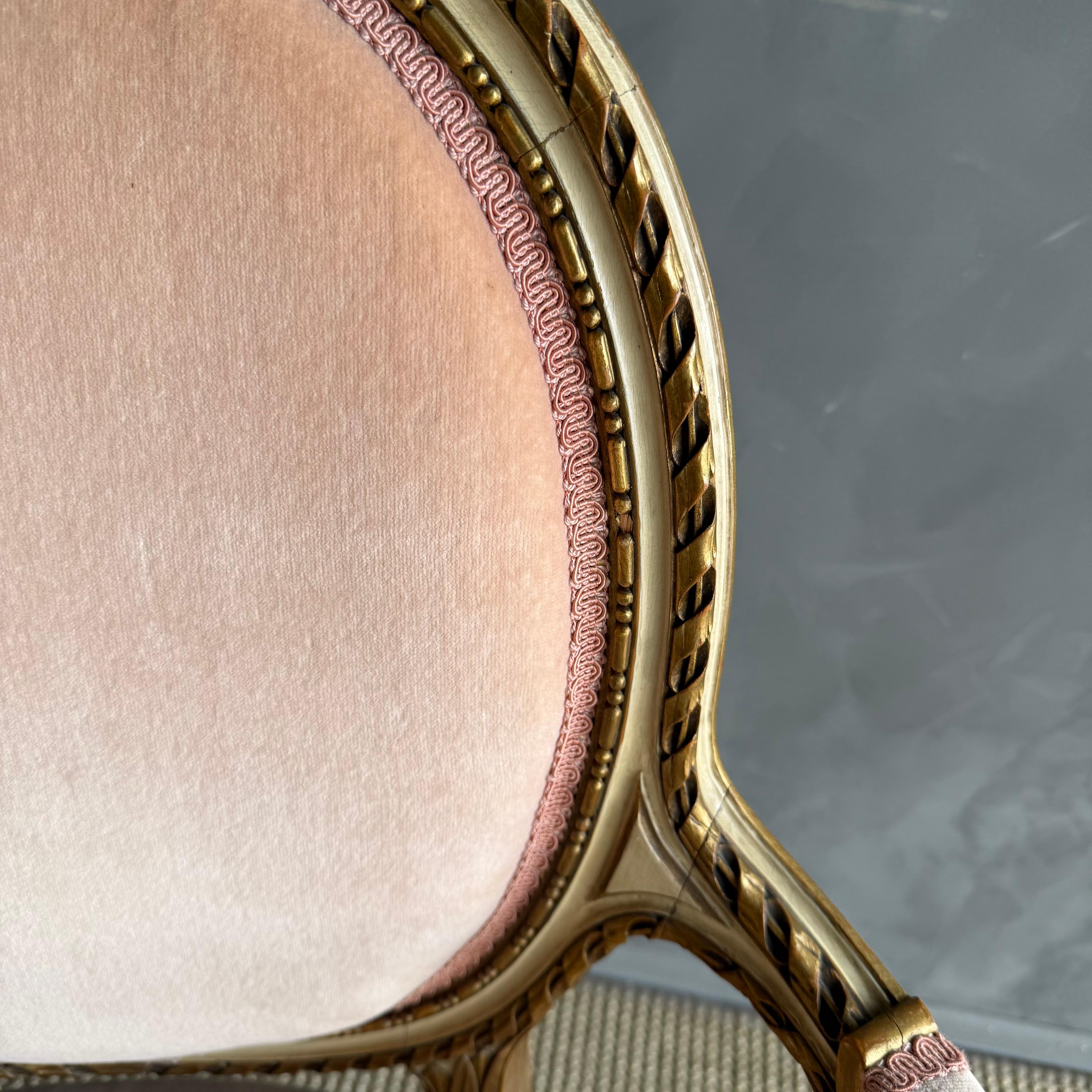 Paire de fauteuils peints et tapissés de style Louis XVI en vente 4